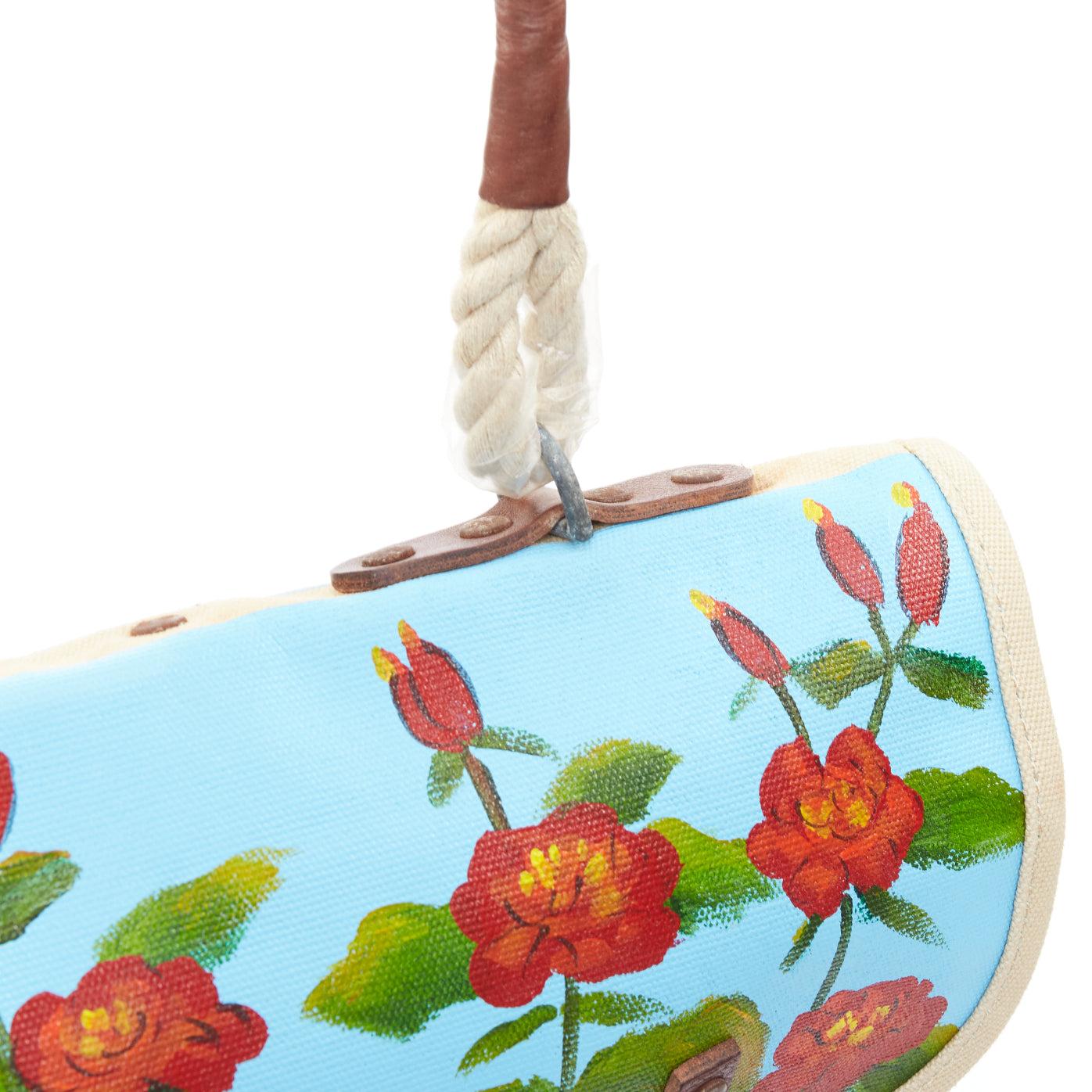 KATE SPADE WWII Sac fourre-tout en cuir peint à la main et imprimé de roses bleues et rouges en vente 3