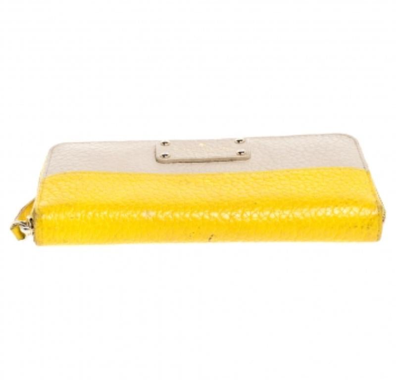 Meticulously crafted from leather, this Kate Spade wallet exudes just the right amount of sophistication. It is designed with a zip-around style that opens to a leather-fabric interior featuring multiple card slots, and a center zipped pocket.
