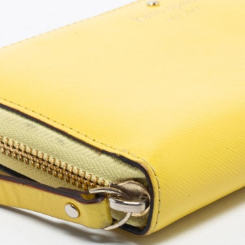 Cartera con cremallera de piel amarilla Kate Spade en venta 3