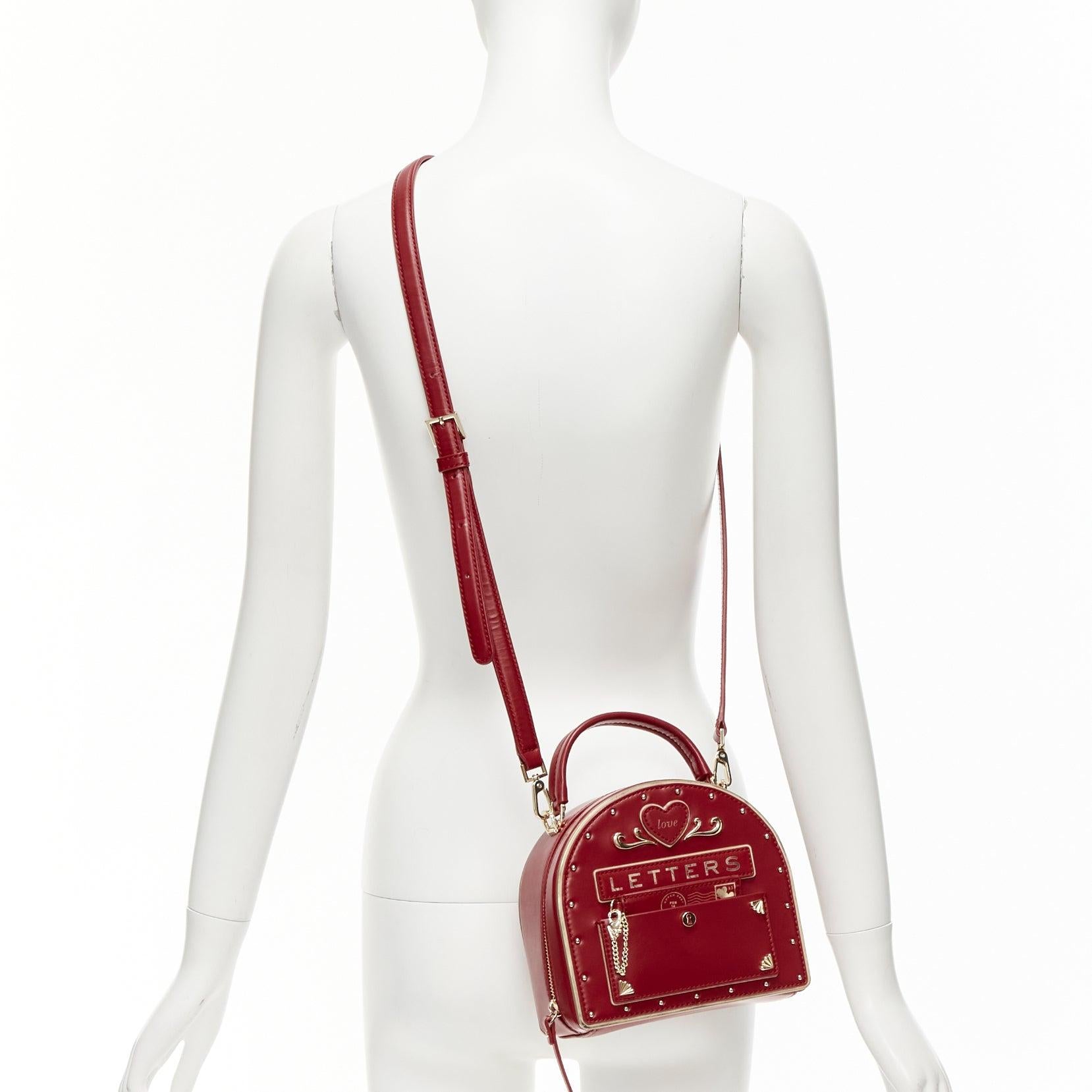 KATE SPADE Yours Truly Rot Gold piping love letter E-Mailbox Umhängetasche Crossbody Waschtischtasche
Referenz: TGAS/D01106
Marke: Kate Spade
Modell: Dein wahres Ich
MATERIAL: Leder
Farbe: Gold, Rot
Muster: Solide
Verschluss: