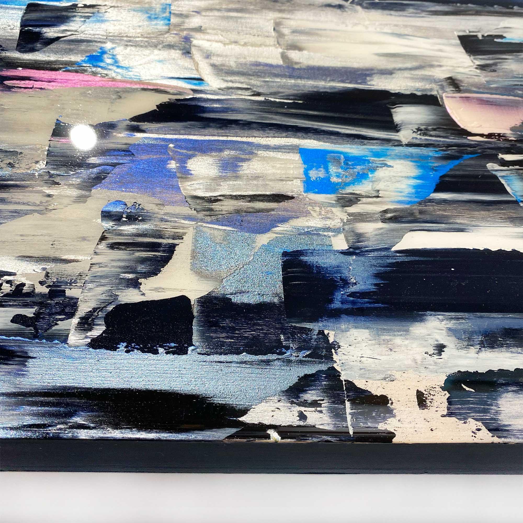 Travaillant uniquement avec un couteau à palette, Kate tire plusieurs couleurs des deux côtés de son couteau, mélangeant les couleurs directement sur le panneau. Travaillant à plat, elle crée de tous les côtés, en veillant à ce que la composition de