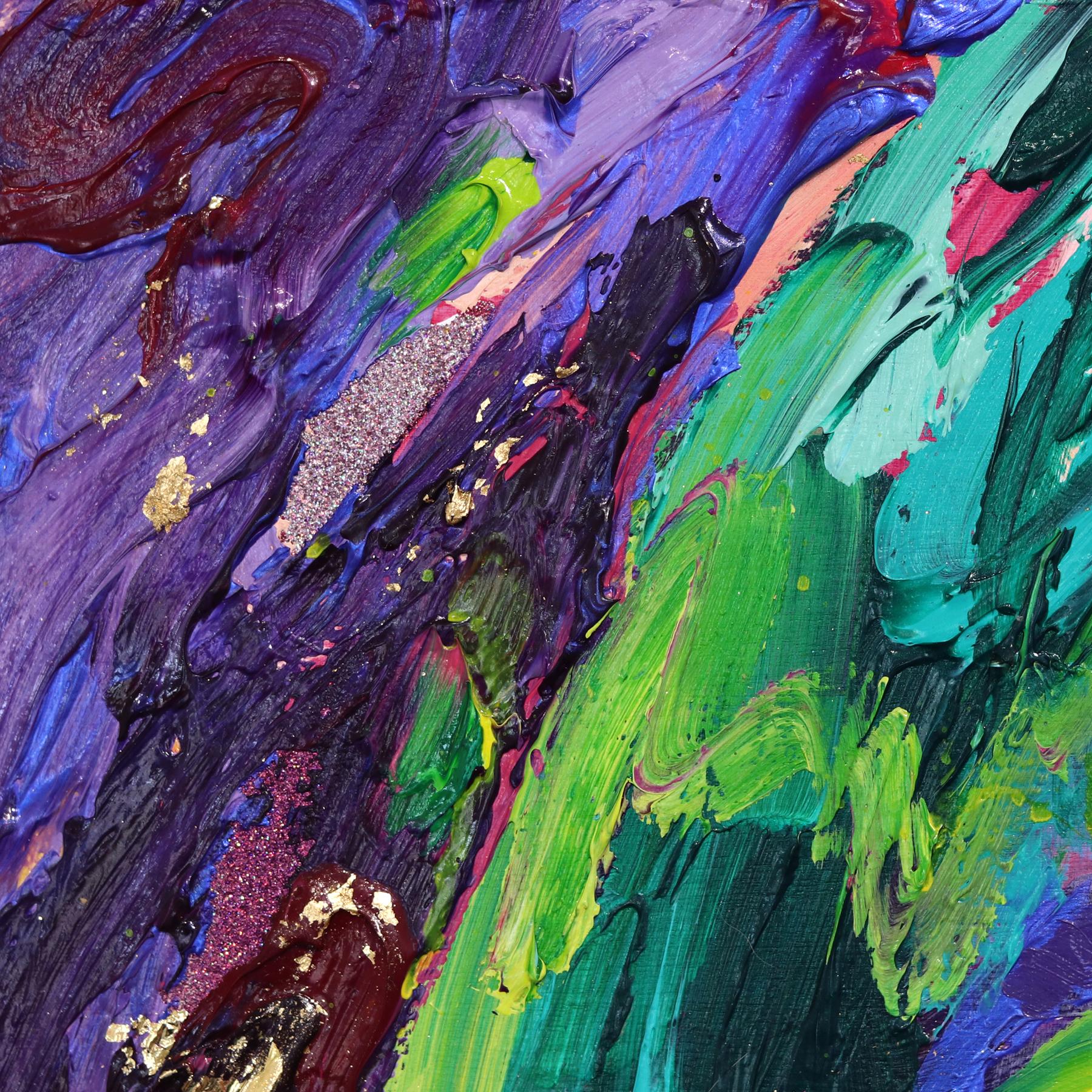 Les œuvres multimédias vibrantes intègrent des médiums réfléchissants et des textures épaisses dans le travail de Kate Tova. Les couleurs éclaboussent la page et se fondent dans une multitude de paillettes, de strass et de paillettes. La beauté