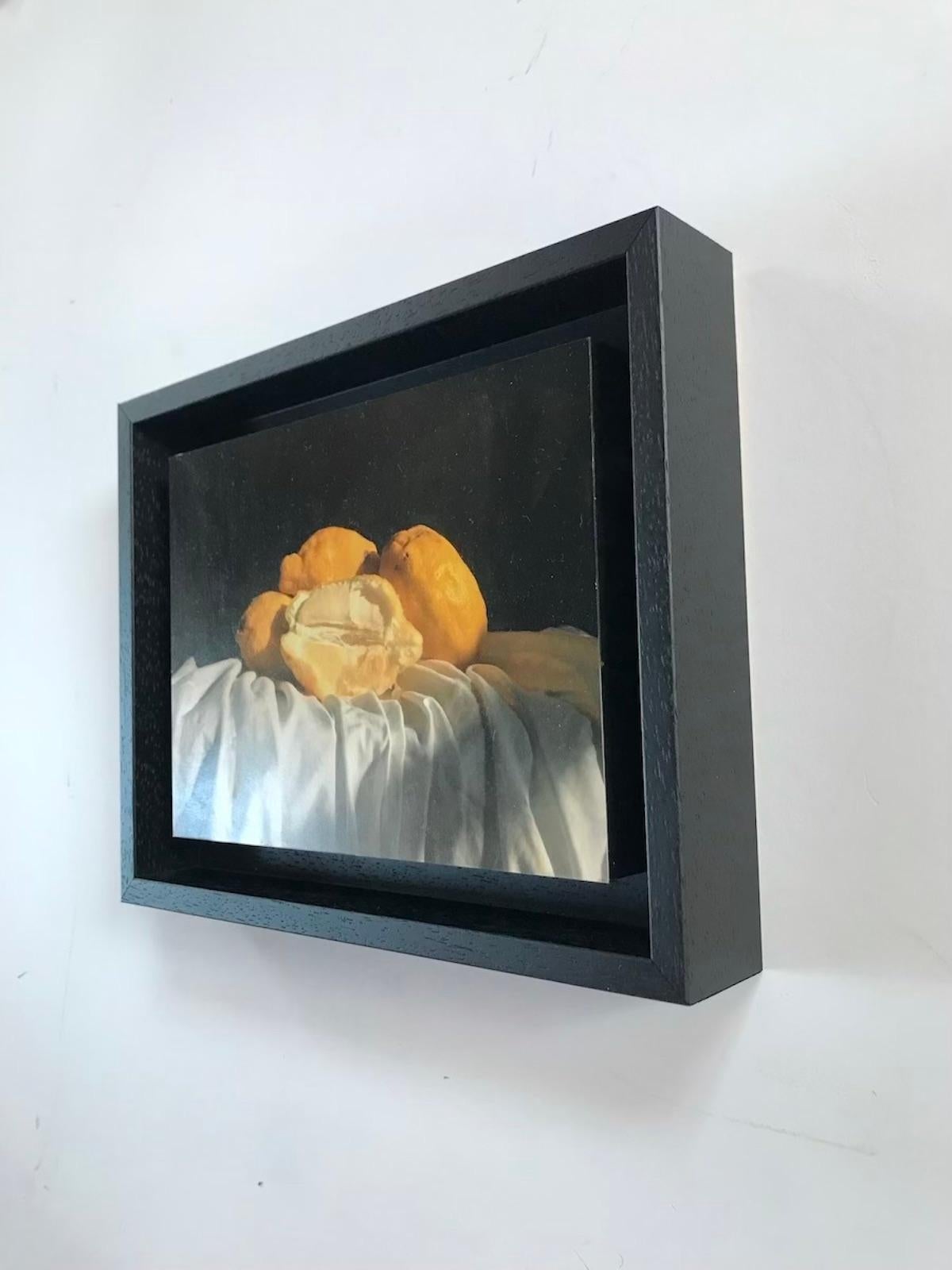 Amalfi-Zitronen von Kate Verrion [2022]
original und handsigniert vom Künstler
Öl auf Ölpapier
Bildgröße: H:15 cm x B:20 cm
Gesamtgröße des ungerahmten Werks: H:15 cm x B:20 cm x T:3cm
Rahmengröße: H:20 cm x B:25 cm x T:3,5cm
Verkauft Gerahmt
Bitte