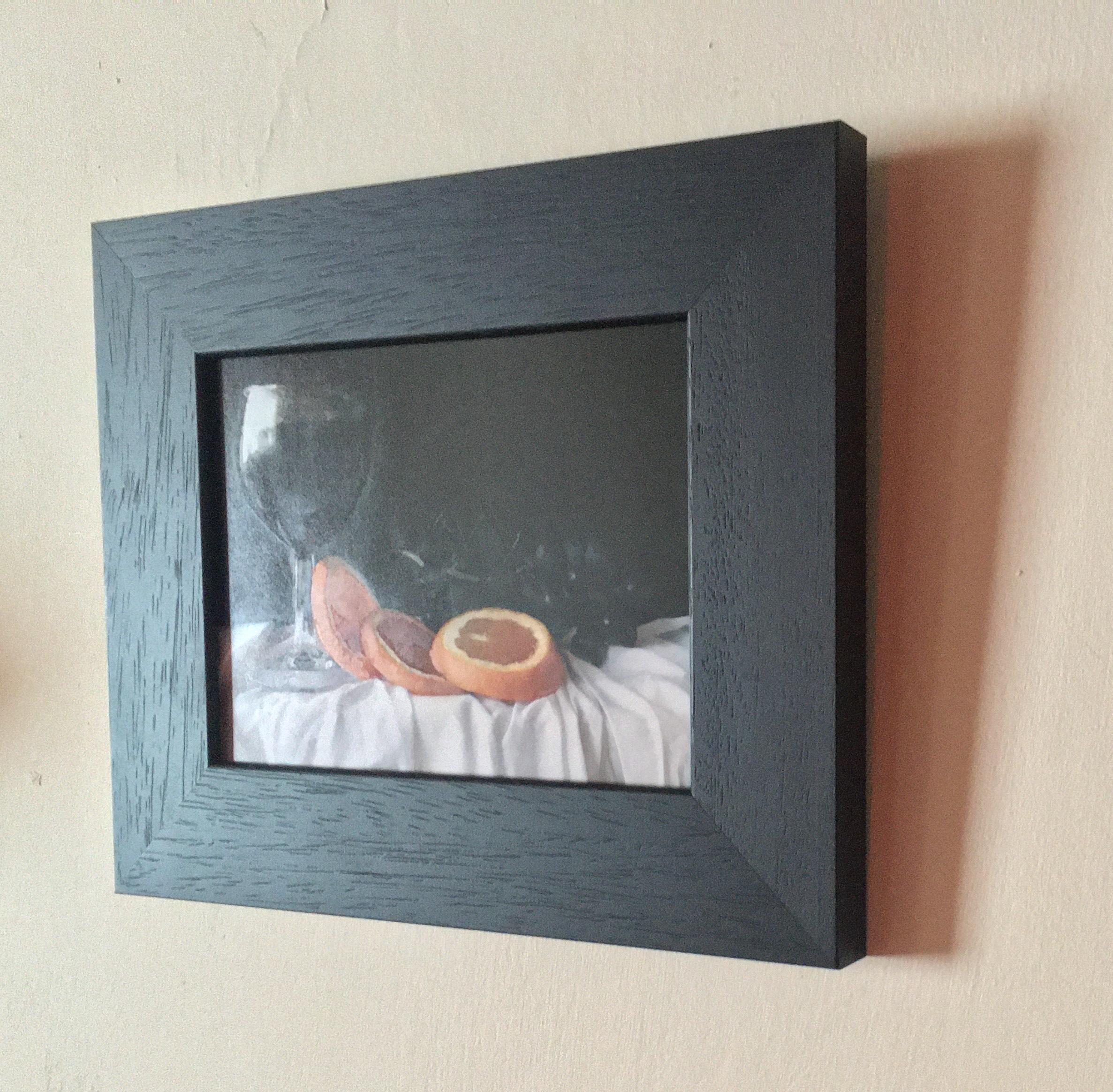 Uva, vino con arancia rossa e ciotola bianca, Quadro originale, Natura morta - Interior Painting Nero di Kate Verrion
