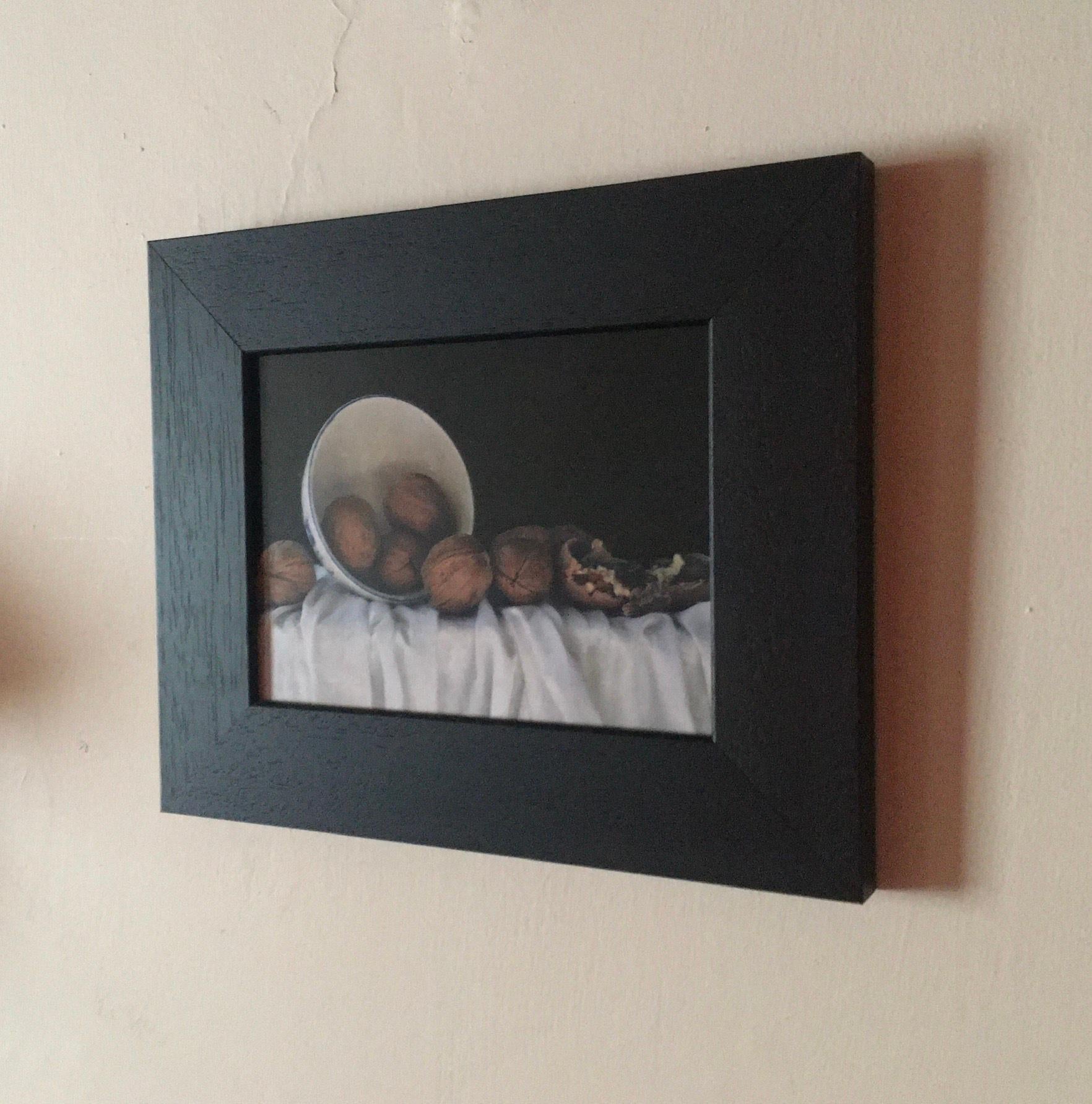 Whiting in una ciotola bianca, Quadro originale, Natura morta, Arte reale - Interior Painting Nero di Kate Verrion