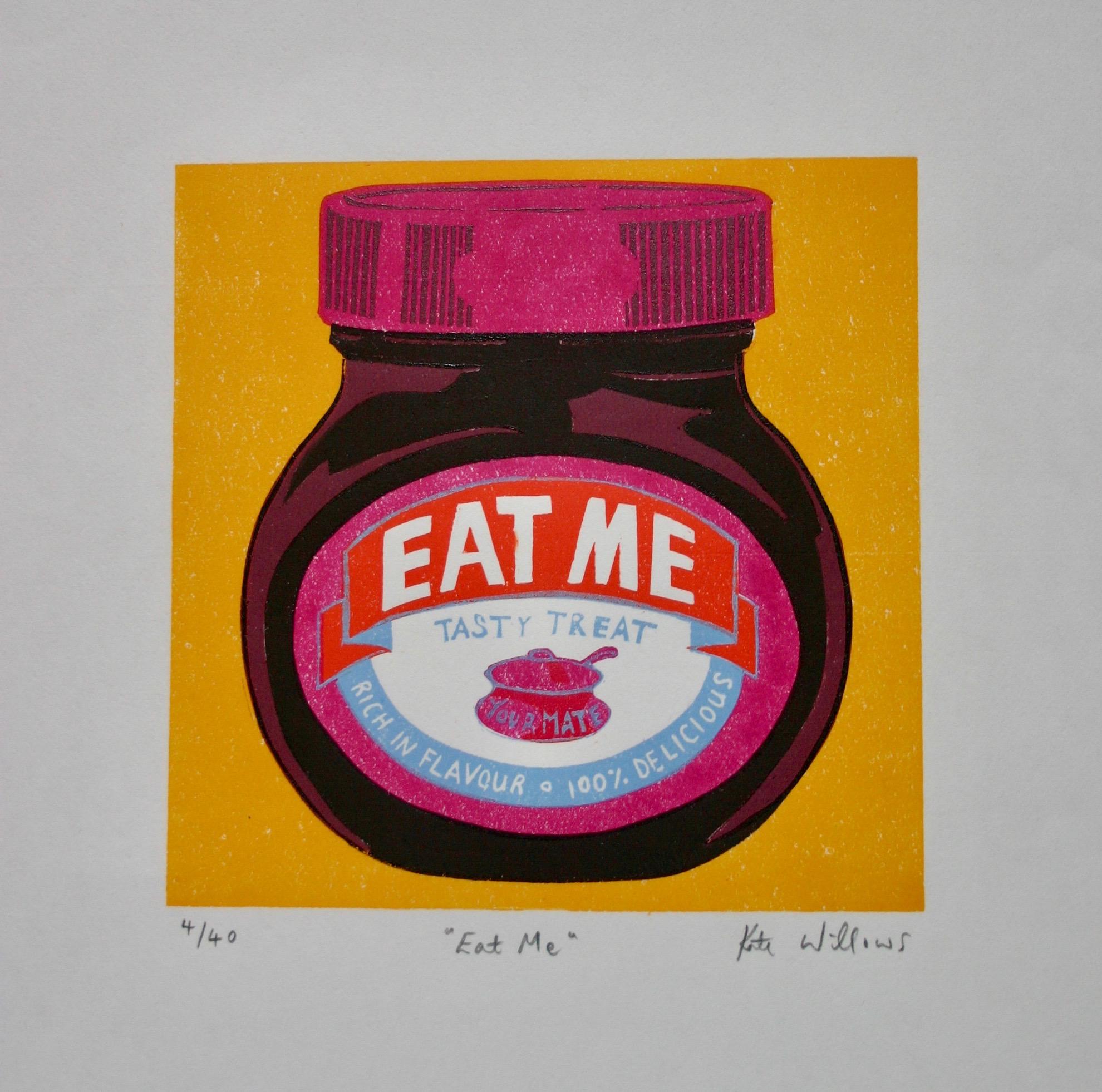 Mangez-moi par Kate Willows [2019]

Une linogravure originale en édition limitée célébrant la pâte à tartiner que vous aimez ou que vous détestez ! Une fois que j'ai conçu l'image, je la transfère sur du lino, que je sculpte ensuite à la main. Cette