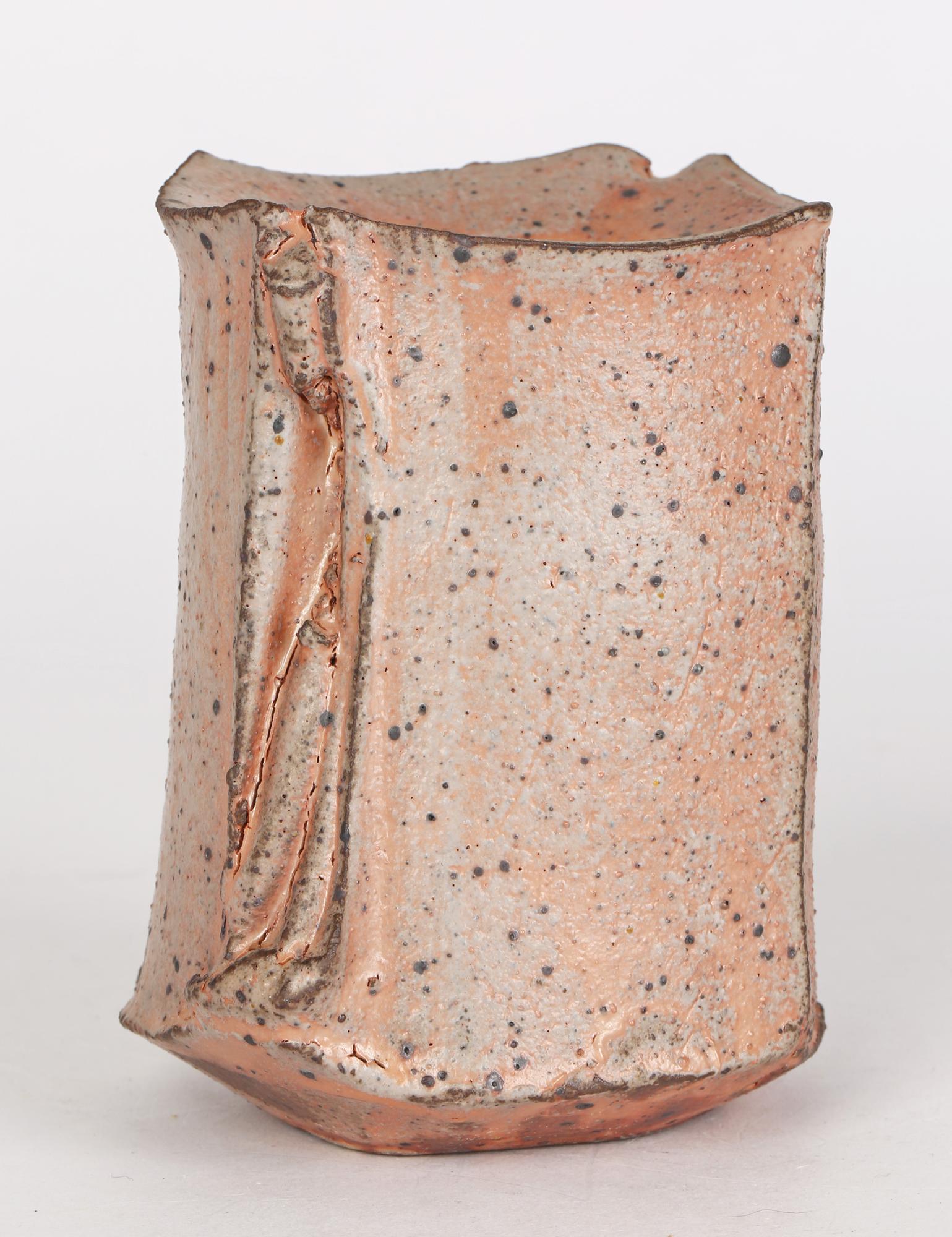 Katerina Evangelidou, handgefertigte Vase aus griechischem Steingut, Studio Pottery (Töpferwaren) im Angebot