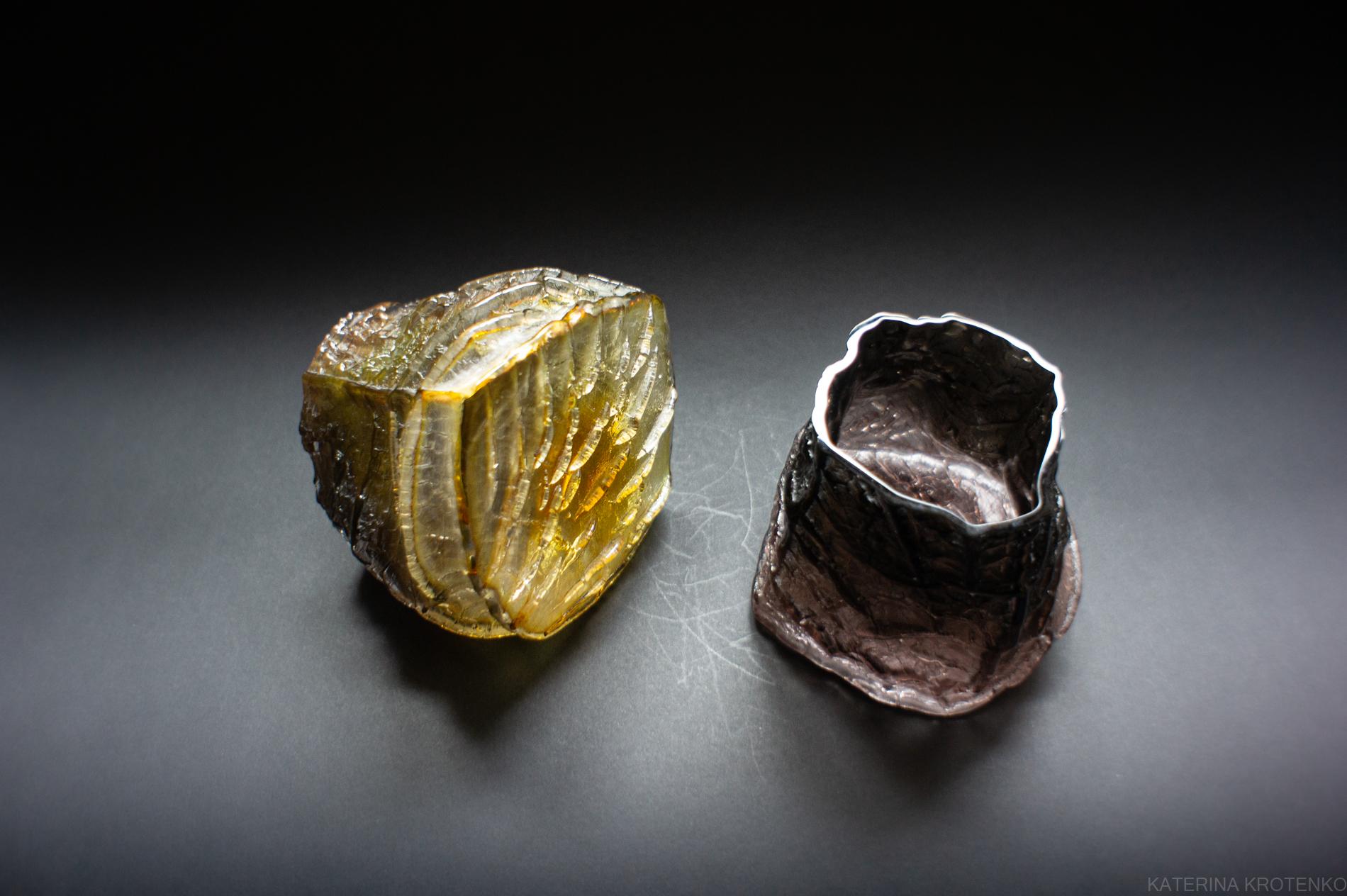 Drago — a pair of two glass treasuries, golden dragon & grounded brown - Sculpture by Katerina Krotenko