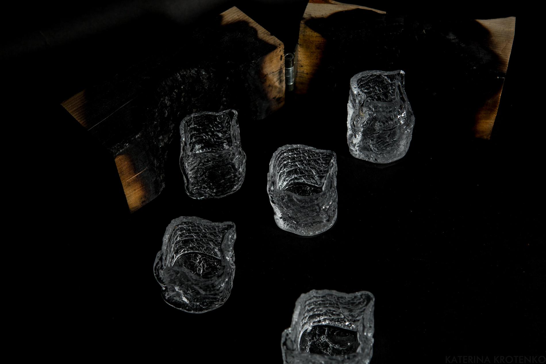 récipients miniatures en verre avec texture en bois, volume VII, édition limitée à 12 pièces uniques
Dimensions approximatives : 5-6 cm / 75-100 ml

Ces petites sculptures en verre peuvent être utilisées comme vases pour les fleurs sauvages ou comme