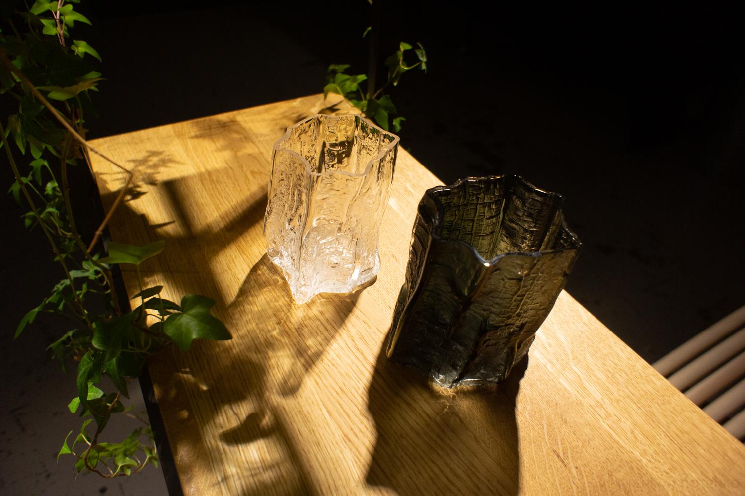 Vom Feuer geformt / Drago - ein Paar Miniatur-Glasgefäße – Sculpture von Katerina Krotenko