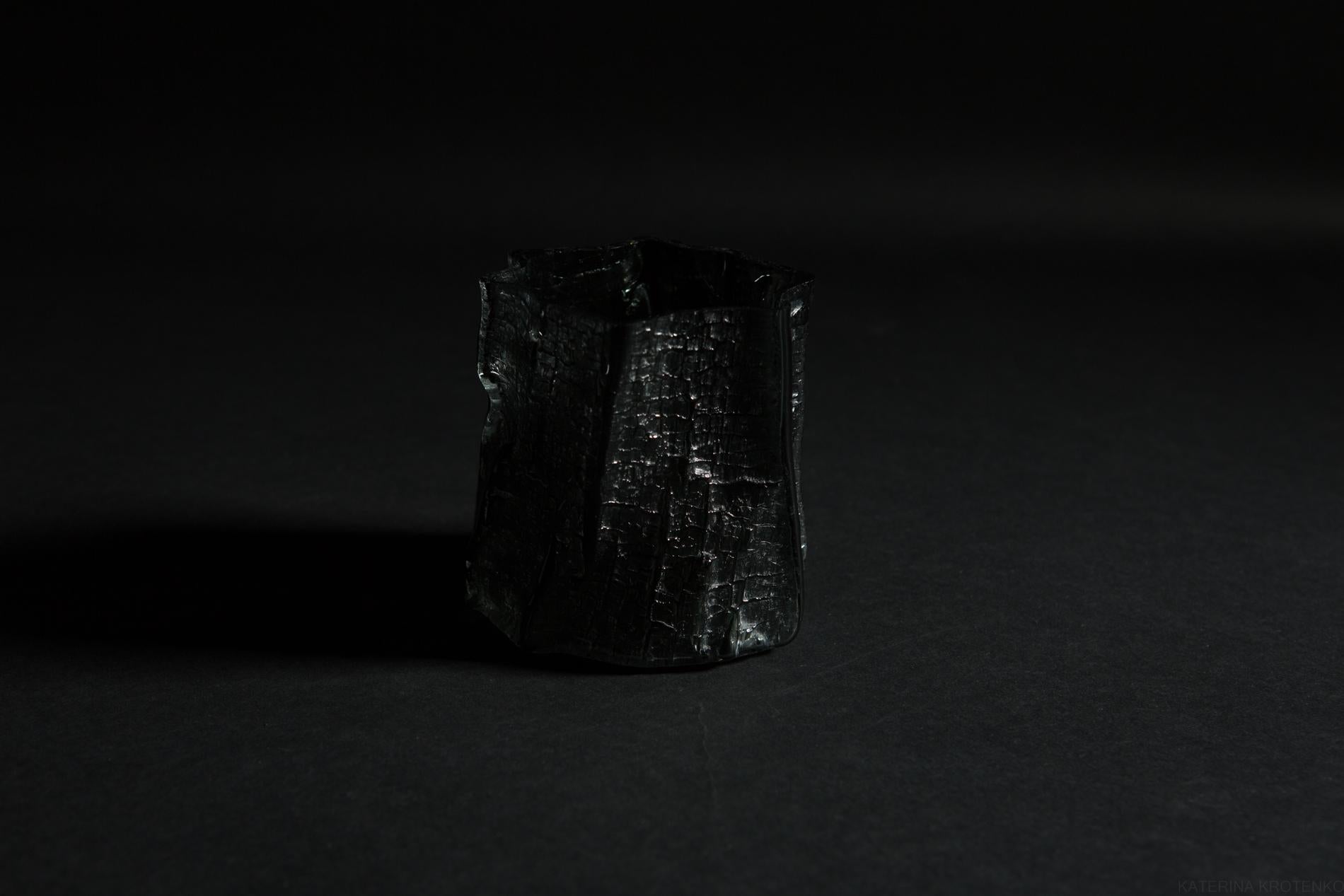 Vom Feuer geformt / Drago - ein Paar Miniatur-Glasgefäße (Minimalistisch), Sculpture, von Katerina Krotenko