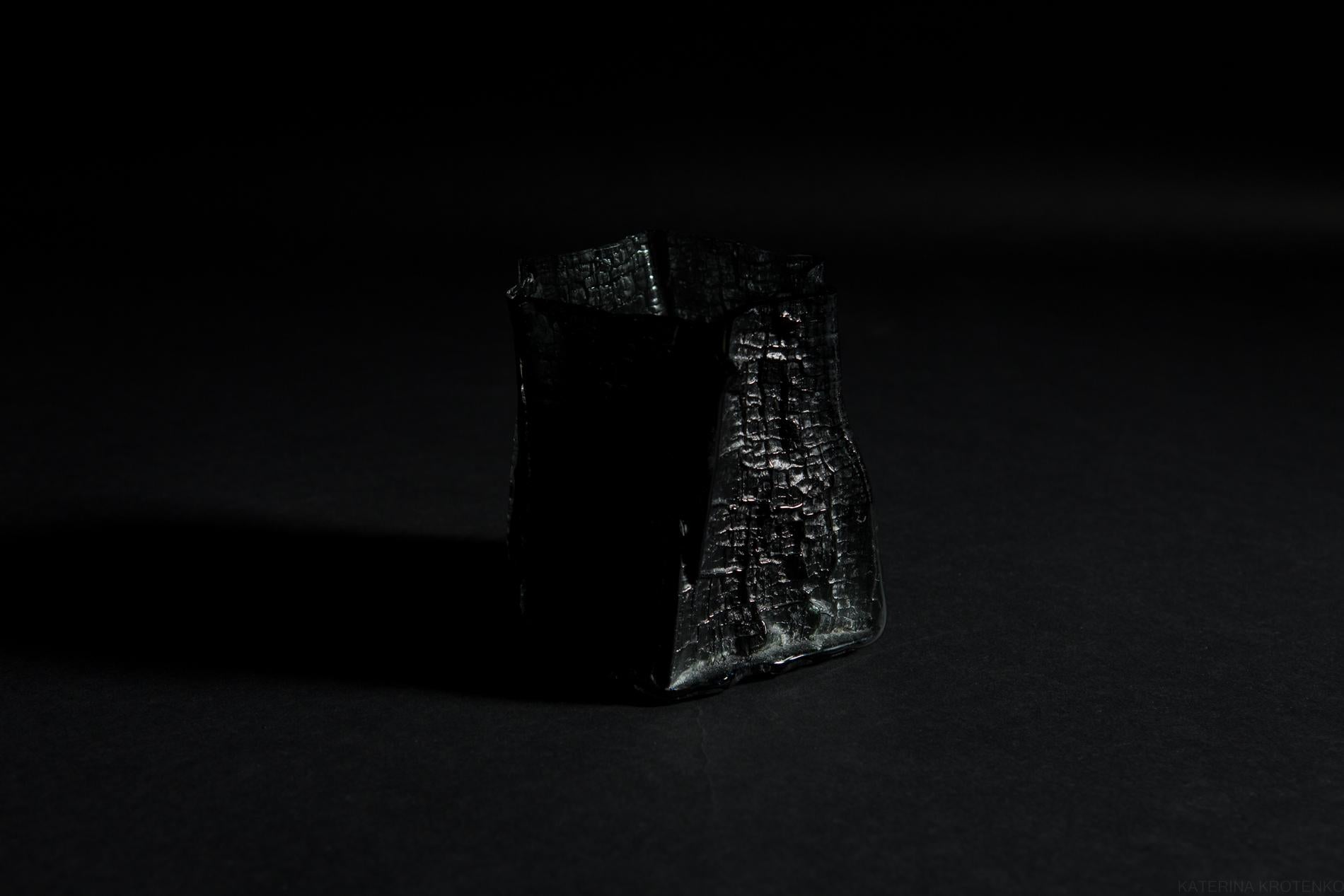 Vom Feuer geformt / Drago - ein Paar Miniatur-Glasgefäße (Grau), Still-Life Sculpture, von Katerina Krotenko