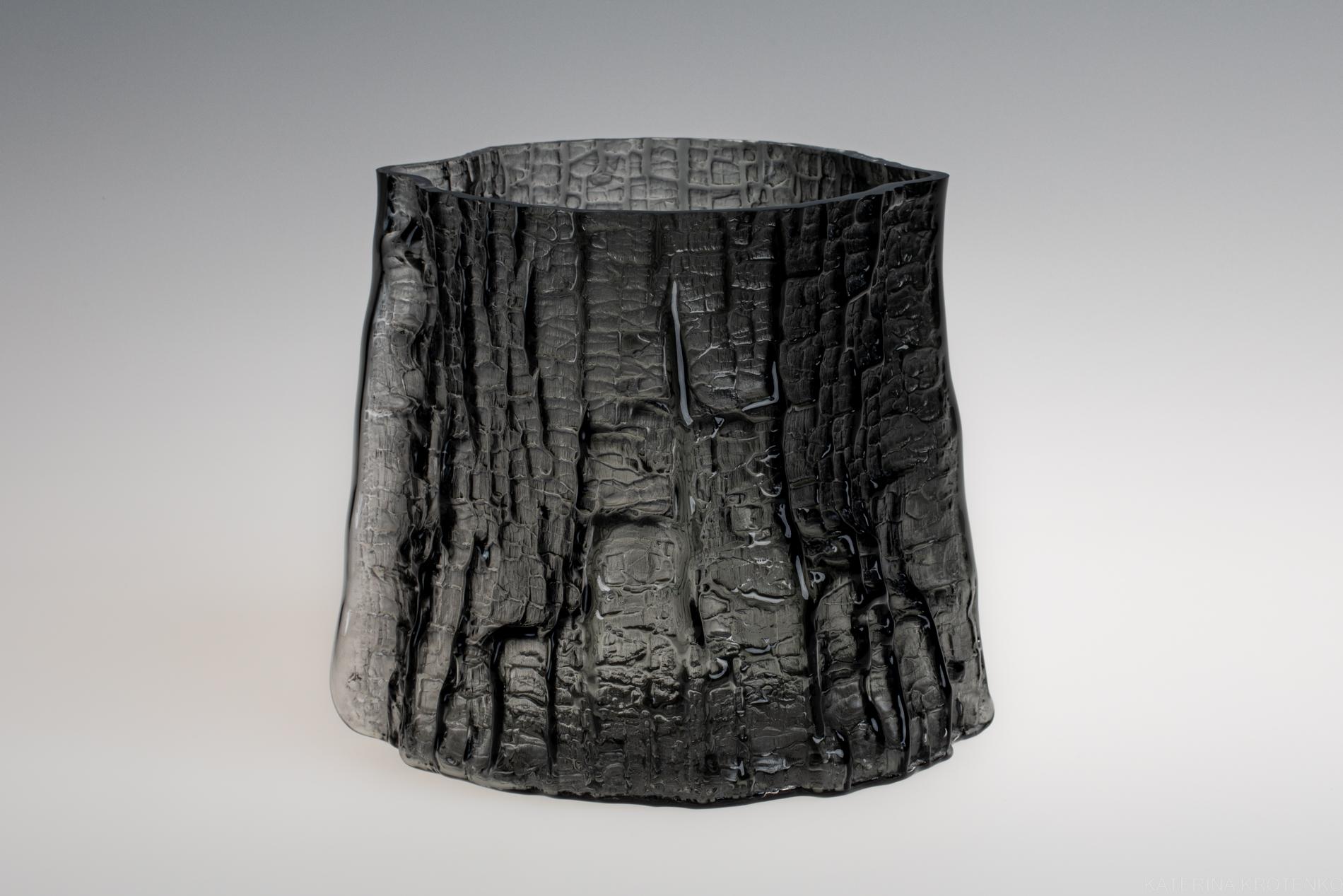 Shaped by fire — sculptural glass vase, volume IV, smoky dark grey - Contemporary Sculpture by Katerina Krotenko