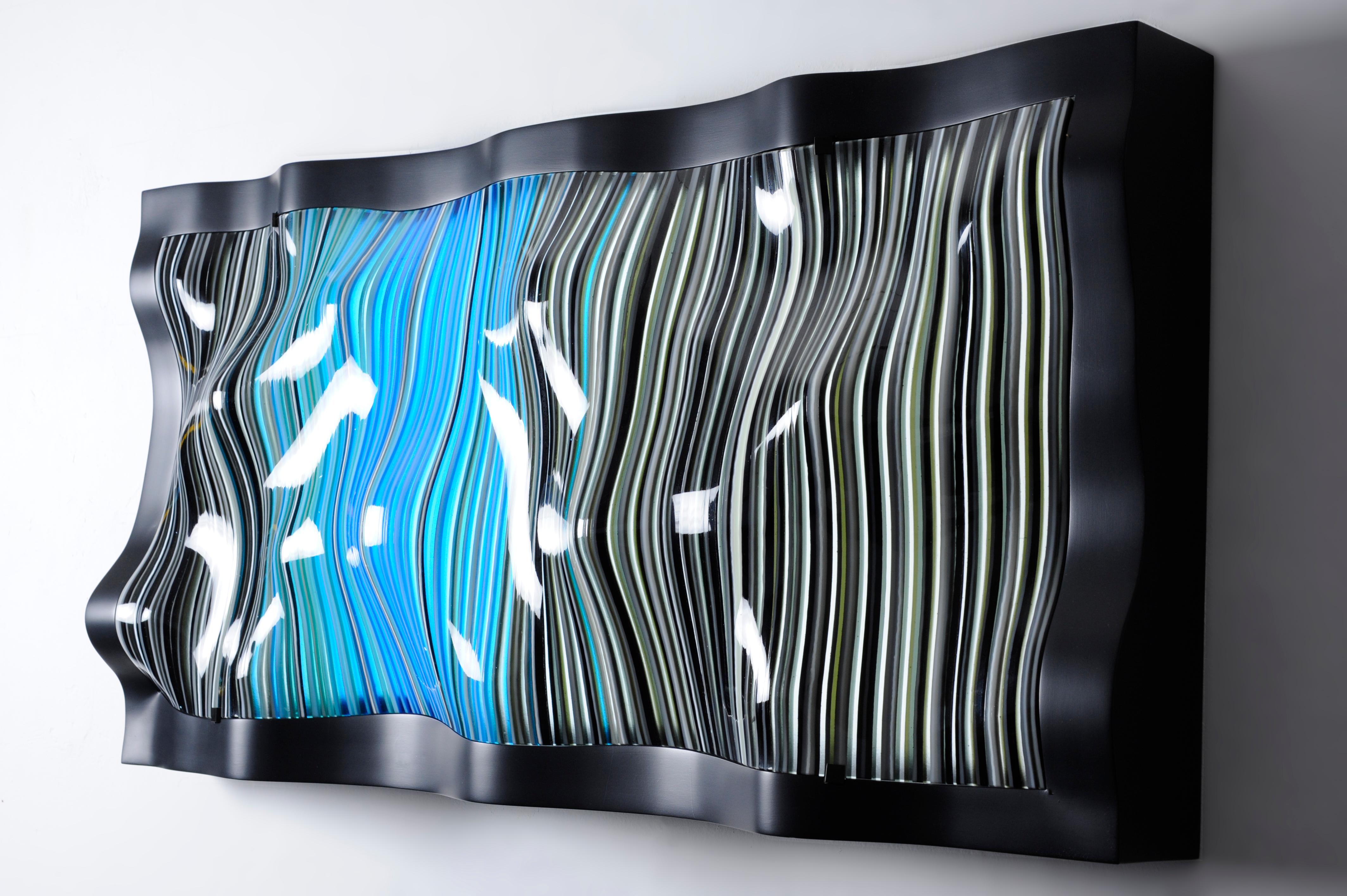 Un objet en verre fusionné et thermoformé conçu par Orfeo Quagliata. 
100% fait à la main avec des techniques exclusives et des matériaux de la plus haute qualité. De notre collection 