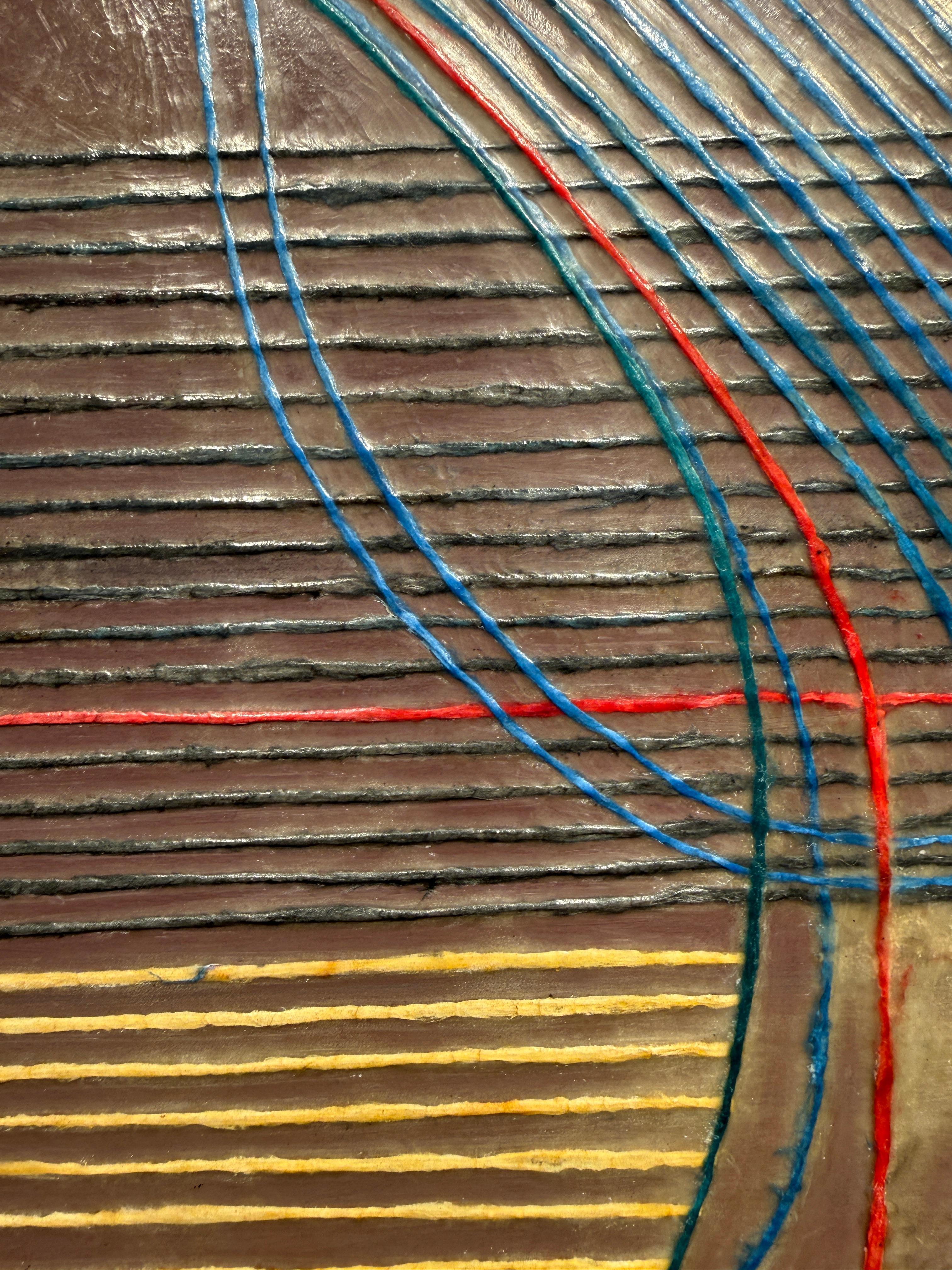 Die Erfahrungen in der Natur und im täglichen Leben fließen in meine Arbeit ein. Die Materialien, die ich verwende, stammen aus der Natur: Bienenwachs und Baumwollgarn. Die Fäden sind aufgedreht und mit Dingen gefärbt, die ich konsumiere, wie