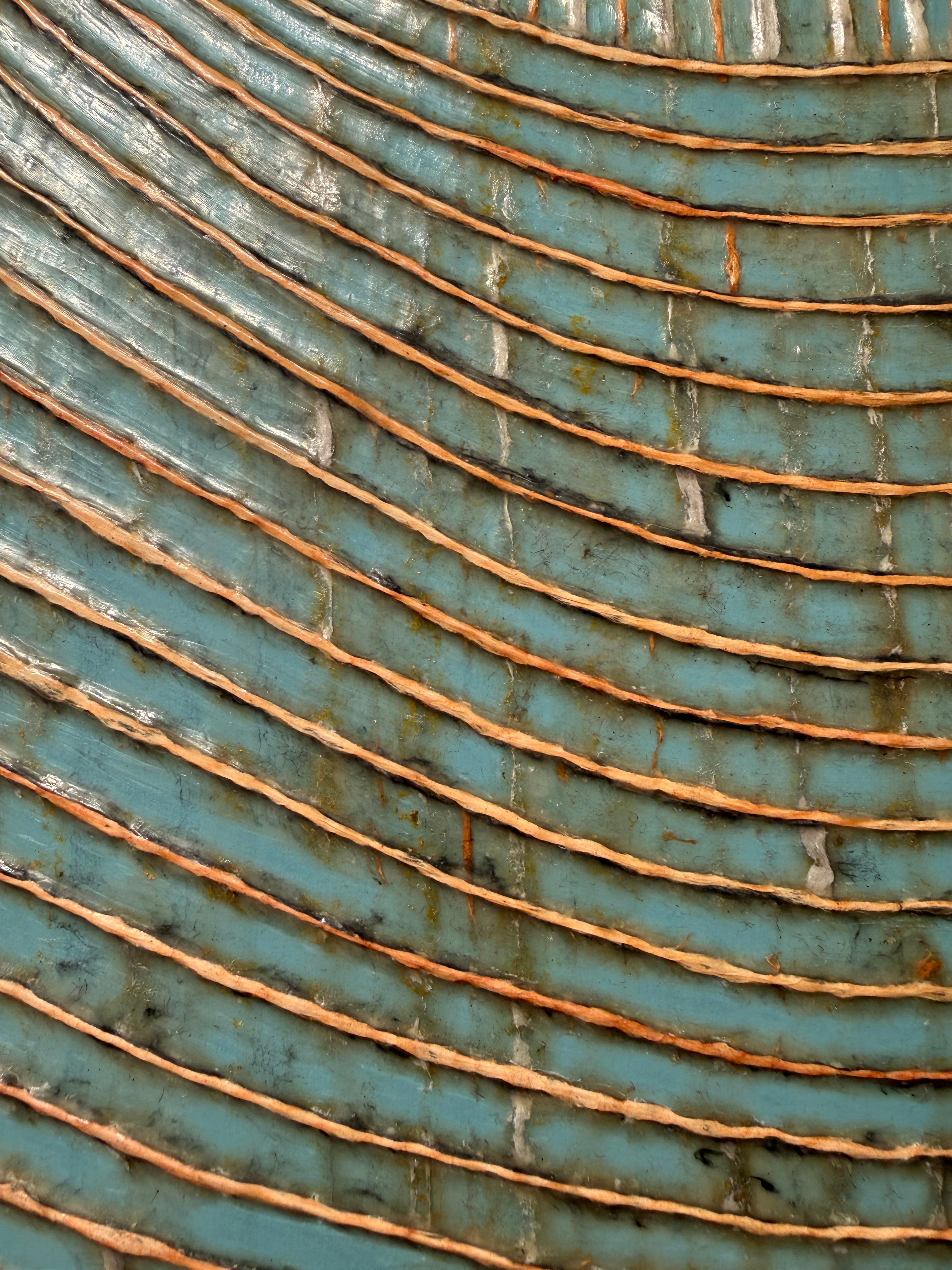 L'expérience de la nature et de la vie quotidienne nourrit mon travail. Les matériaux que j'utilise sont issus de la nature : cire d'abeille et fil de coton. Les fils sont dénoués et teintés avec des choses que je consomme comme des épices, des