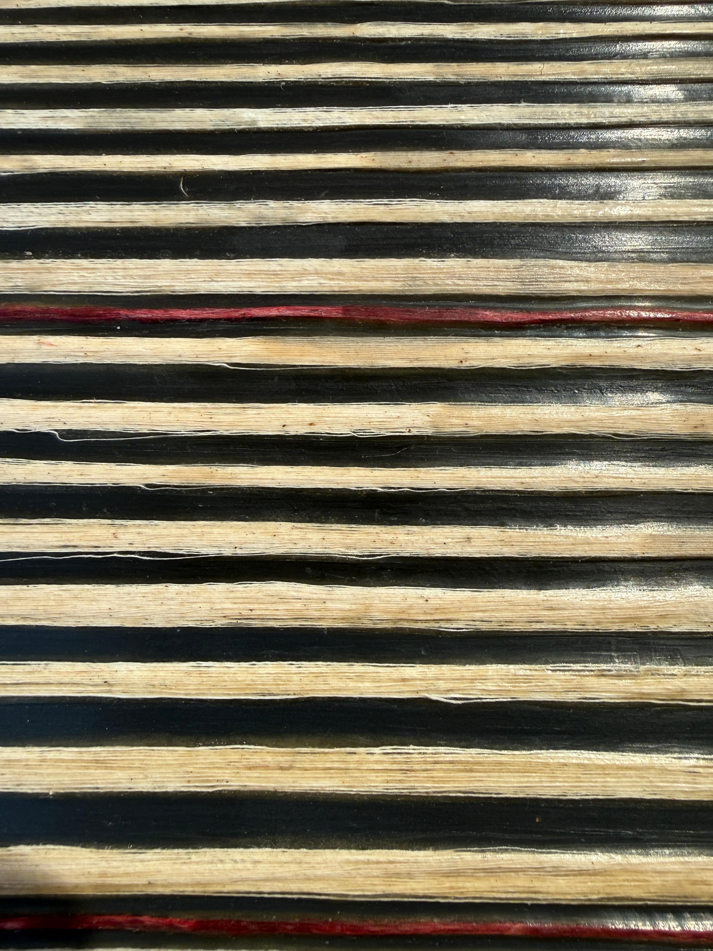 L'expérience de la nature et de la vie quotidienne nourrit mon travail. Les matériaux que j'utilise sont issus de la nature : cire d'abeille et fil de coton. Les fils sont dénoués et teintés avec des choses que je consomme comme des épices, des