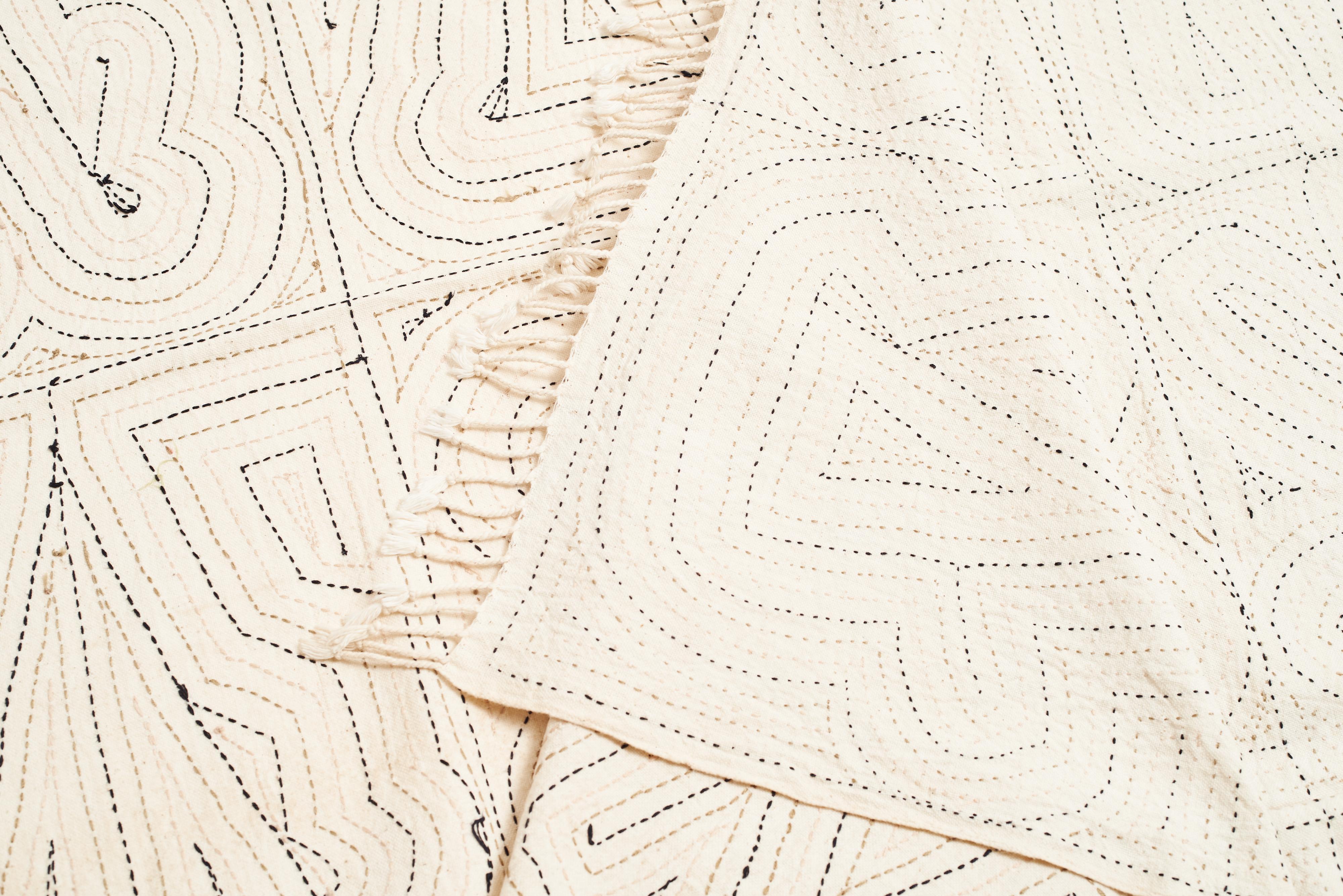 Conçu sur mesure par Studio Variously, Katha est un couvre-lit en coton biologique.  brodés à la main par un groupe unique de femmes artisans indigènes en Inde.

Basé dans le Michigan, Studio Variously collabore exclusivement avec des communautés