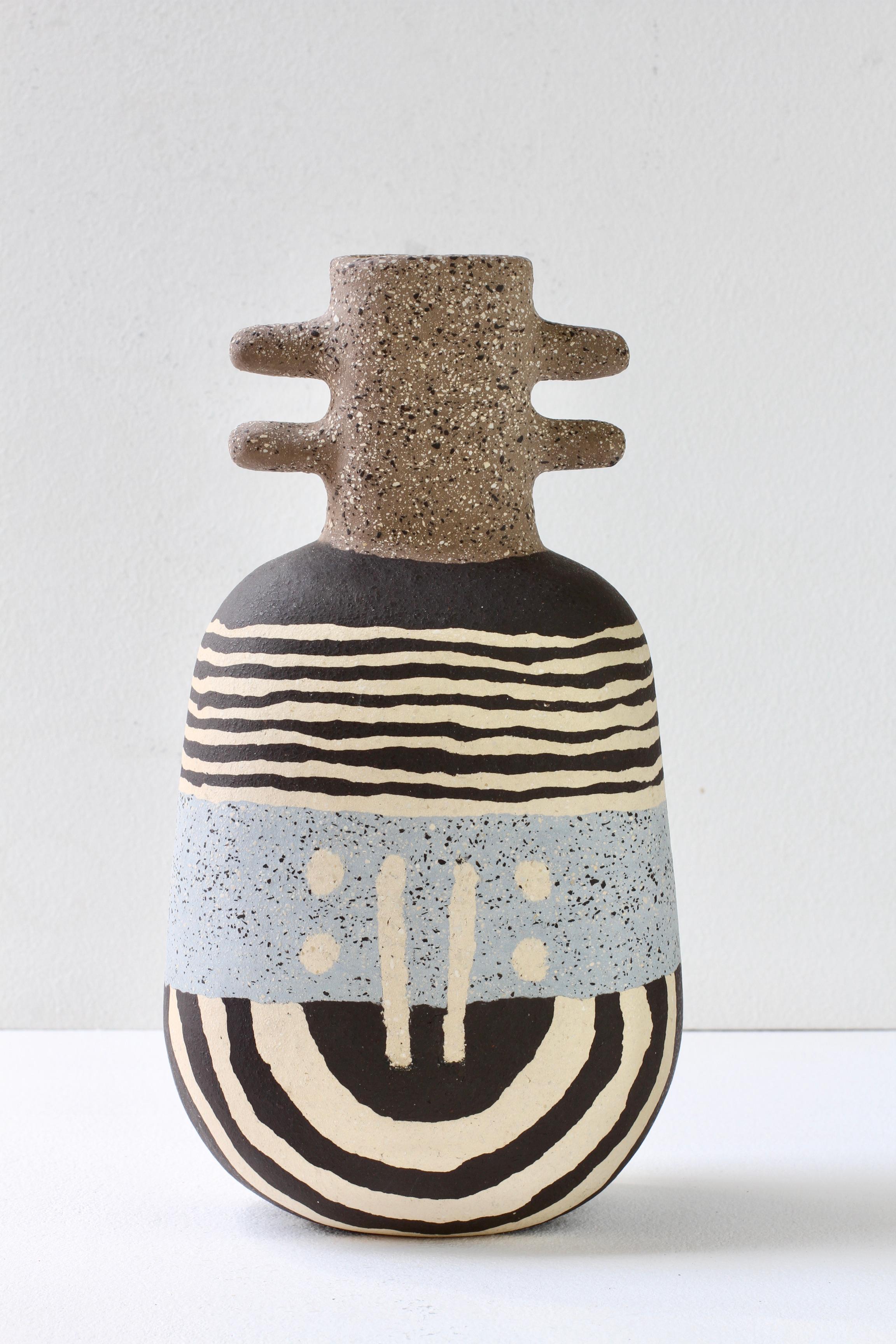 Siamo molto orgogliosi di poter presentare e offrire questo eccezionale vaso scultura di grandi dimensioni dell'artista tedesca Katharina Eichler (nata nel 1971). Questo pezzo è del 2023 ed è stato realizzato con la tecnica Nerikomi (練り込み) - un