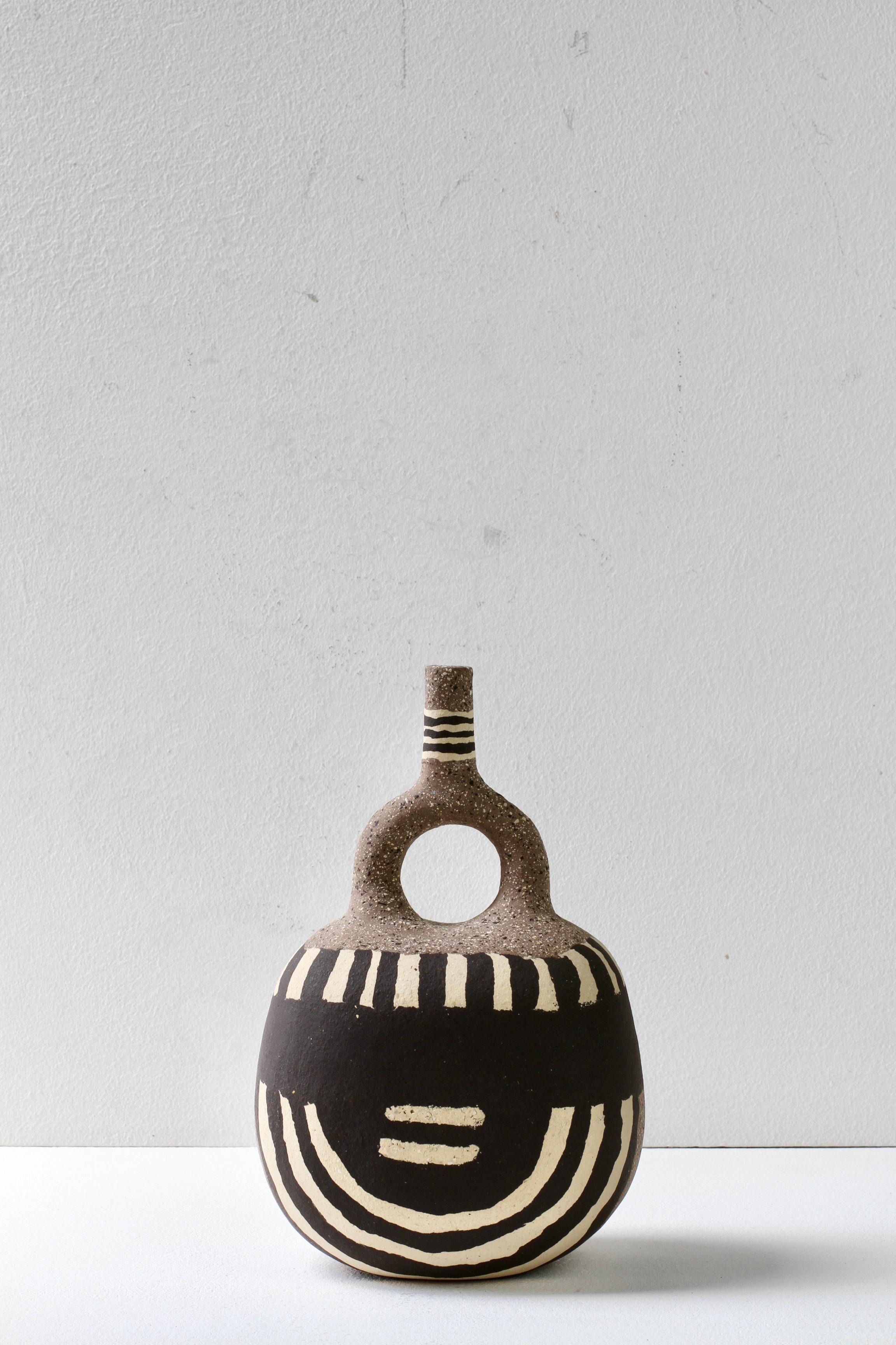 Wir sind sehr stolz darauf, diese außergewöhnliche, beeindruckende und große Skulpturvase der deutschen Künstlerin Katharina Eichler (geb. 1971) präsentieren und anbieten zu können. Dieses Stück europäischer Kunstskulptur stammt aus dem Jahr 2023