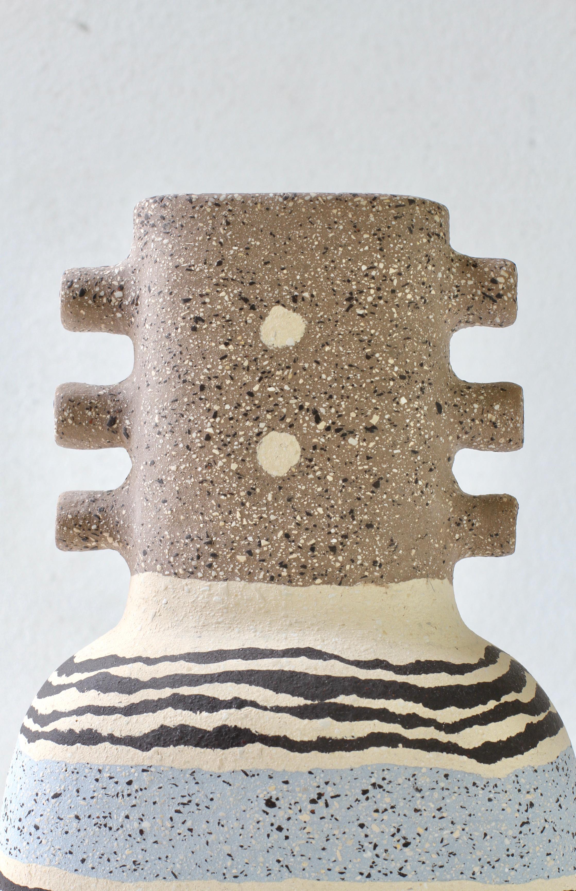 We are very proud to be able to present and offer this exceptional, stunning and large sculpture vase by German artist Katharina Eichler (b.1971). This piece is from 2023 and was formed using the Nerikomi technique (練り込み) - is a Japanese term