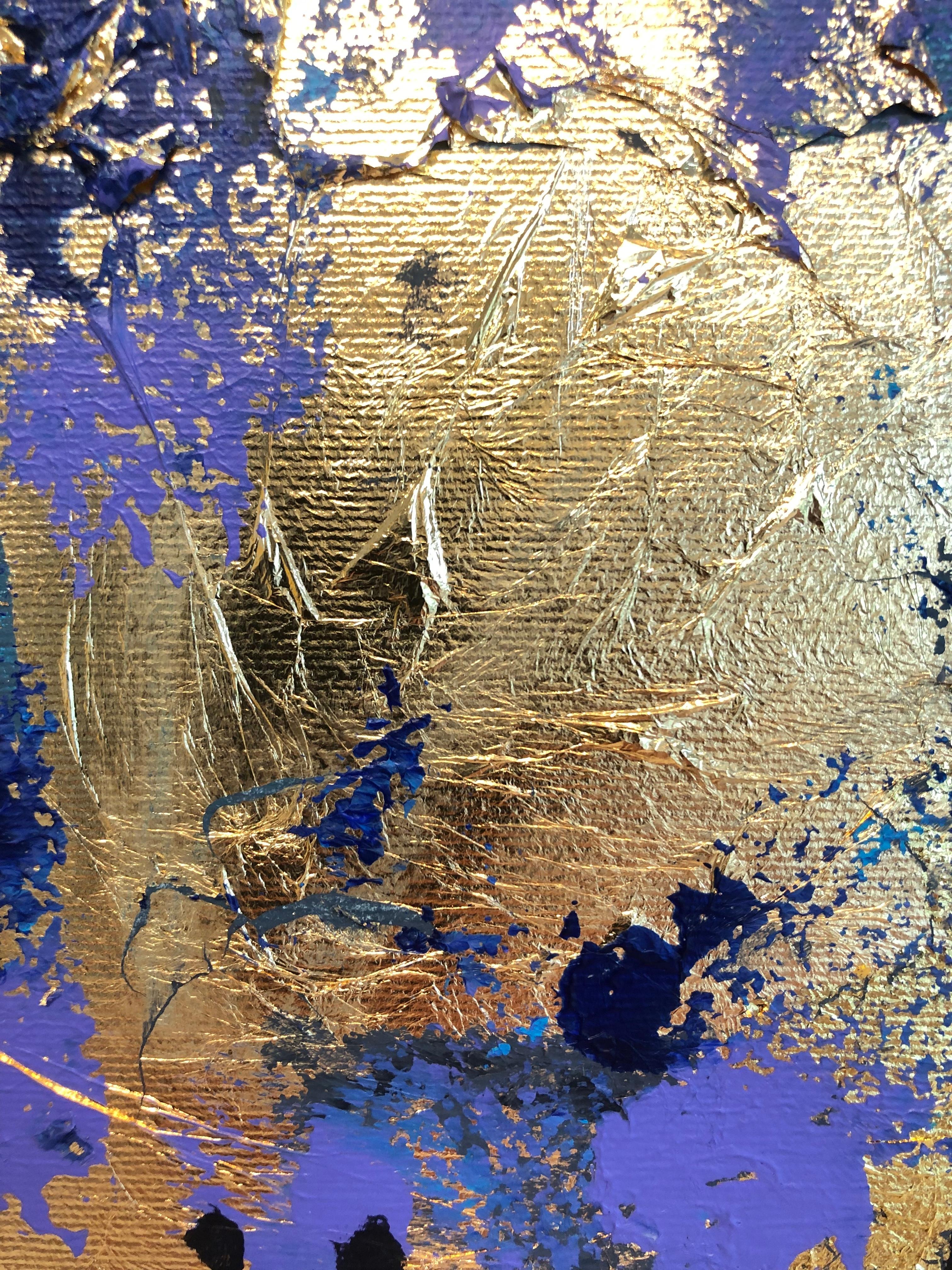 Un beso de buenas noches - Cuadro familiar abstracto contemporáneo en pan de oro en venta 4