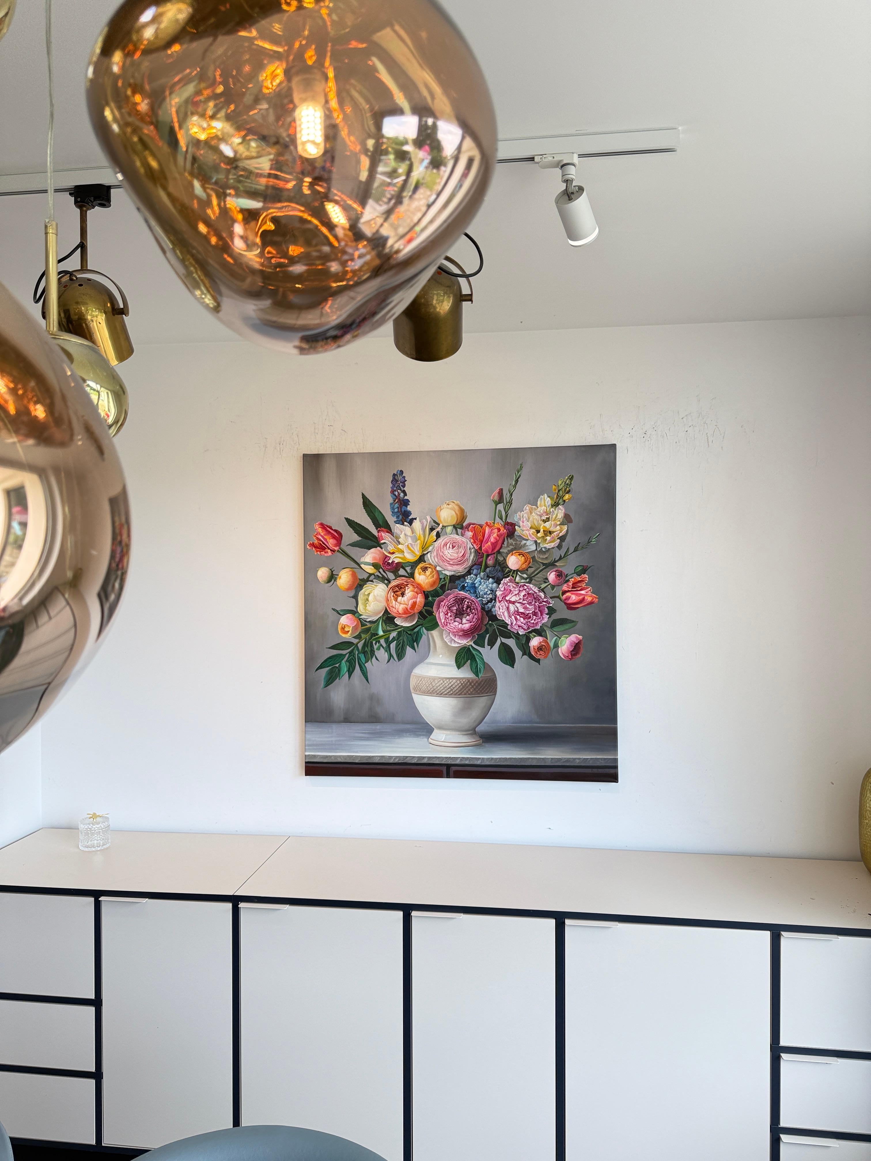 Il s'agit d'une belle peinture à l'huile représentant un ensemble de fleurs dans un vase sur un fond sombre.
Rappelant les tableaux de maîtres anciens, il s'agit d'une toute nouvelle peinture pleine d'élégance et intemporelle.
Les peintures