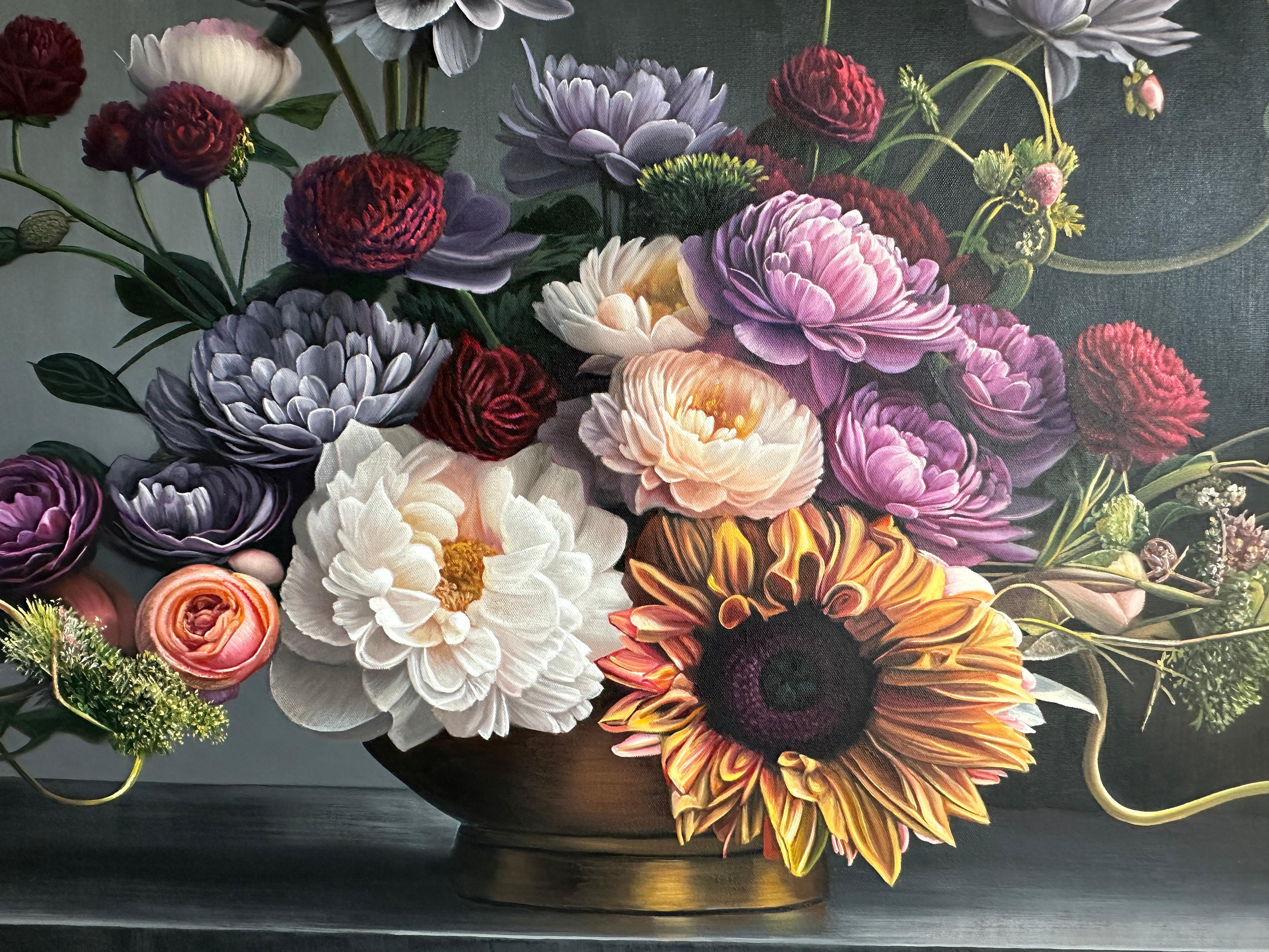 Si tratta di un bellissimo dipinto a olio che raffigura una serie di fiori in un vaso davanti a uno sfondo scuro.
Ricordando i dipinti dei vecchi maestri, questo è un dipinto nuovo di zecca pieno di eleganza e senza tempo.
I dipinti botanici di