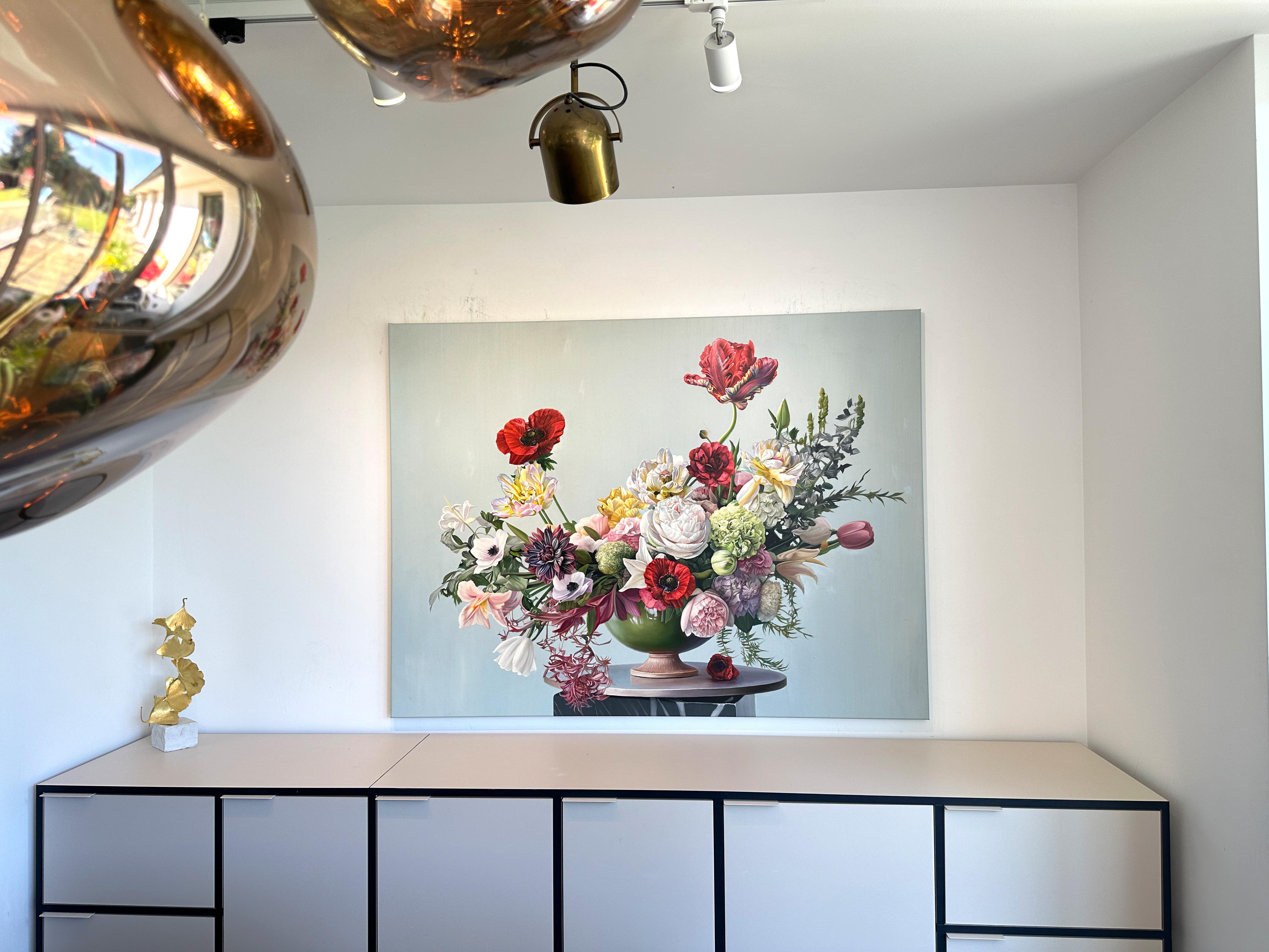 Se trata de un hermoso óleo de un conjunto de flores en un jarrón delante de un degradado de colores en el fondo.
Nos recuerda a los cuadros de los antiguos maestros, pero es un cuadro totalmente nuevo, lleno de elegancia e intemporalidad.
Las