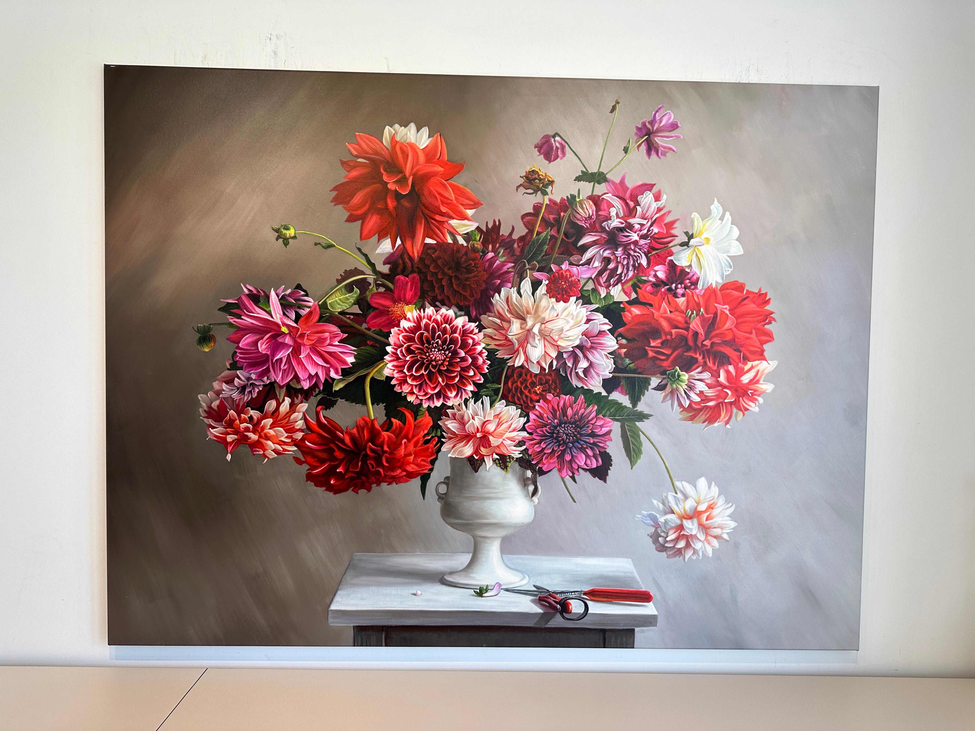 Si tratta di un bellissimo dipinto a olio che raffigura una serie di fiori in un vaso davanti a un gradiente di colore sullo sfondo.
Ricordando i dipinti dei vecchi maestri, questo è un dipinto nuovo di zecca pieno di eleganza e senza tempo.
I