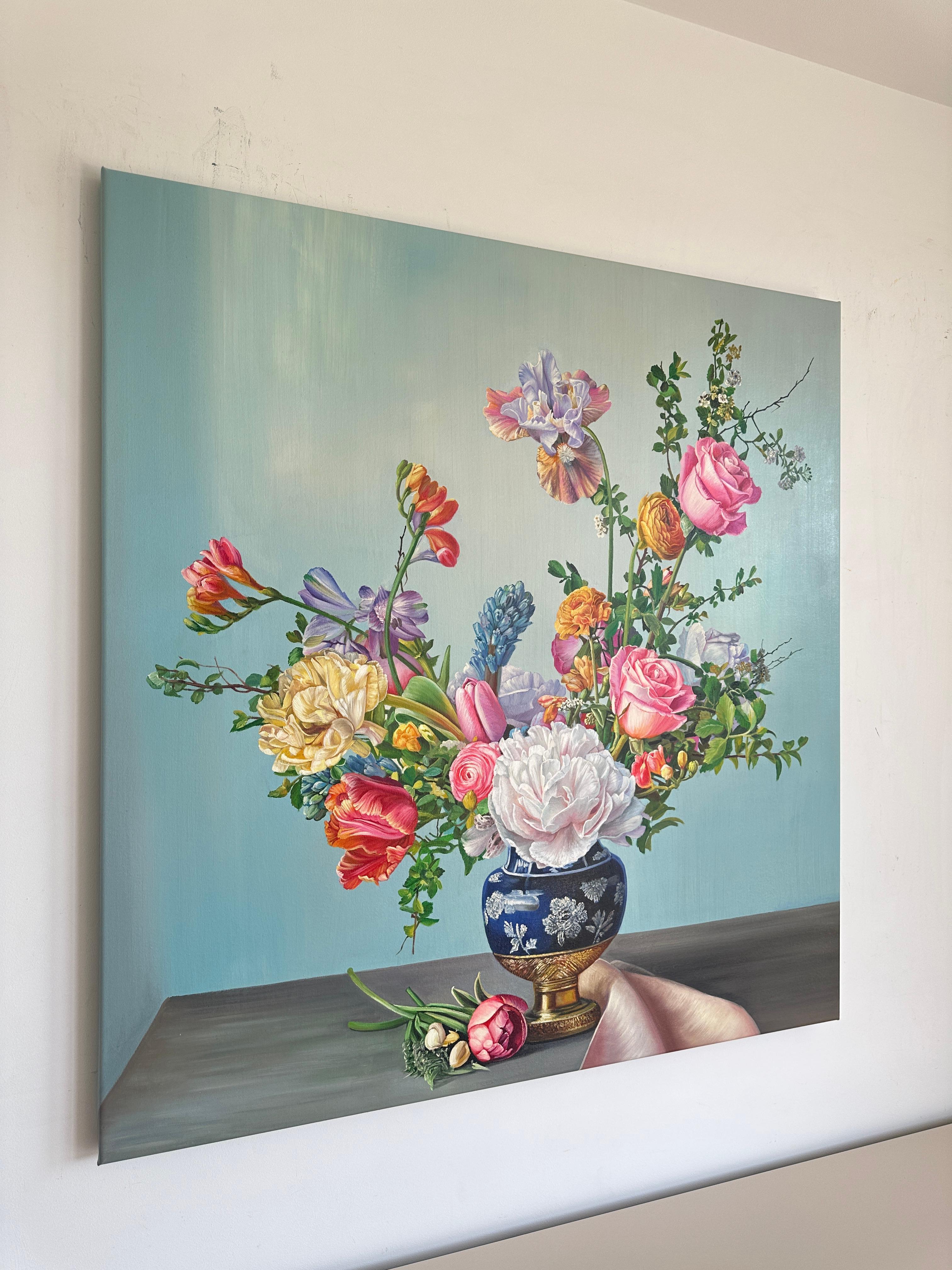Se trata de un hermoso óleo de un conjunto de flores en un jarrón frente a un fondo oscuro.
Nos recuerda a los cuadros de los antiguos maestros, pero es un cuadro totalmente nuevo, lleno de elegancia e intemporalidad.
Las pinturas botánicas de