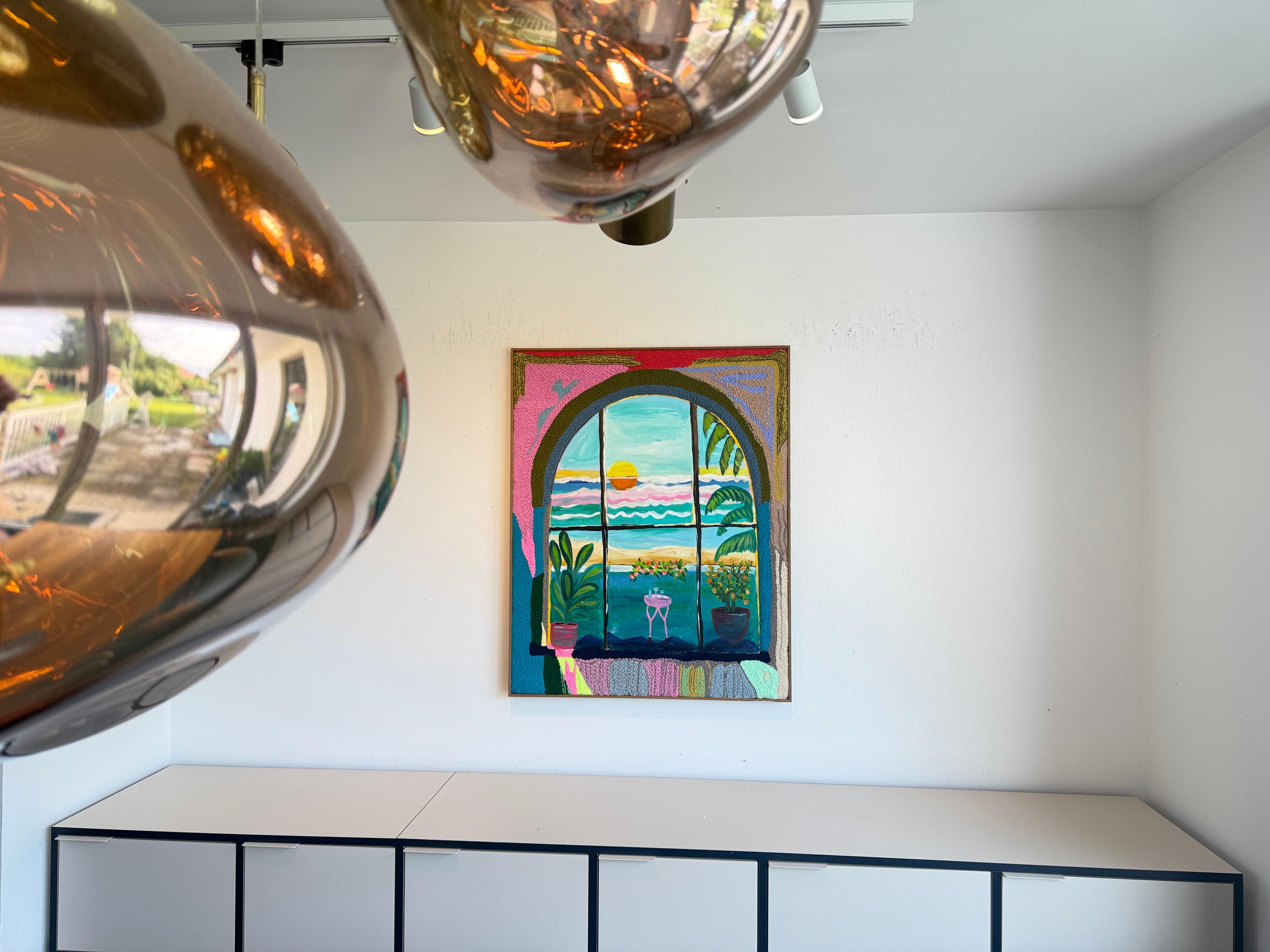 La última serie de Katharina Husslein combina una vívida pintura de paisajes marinos con un suntuoso arte textil. Cada obra se abre a una ventosa vista costera -aguas turquesas bañándose bajo lejanas montañas en tonos pastel- representada con