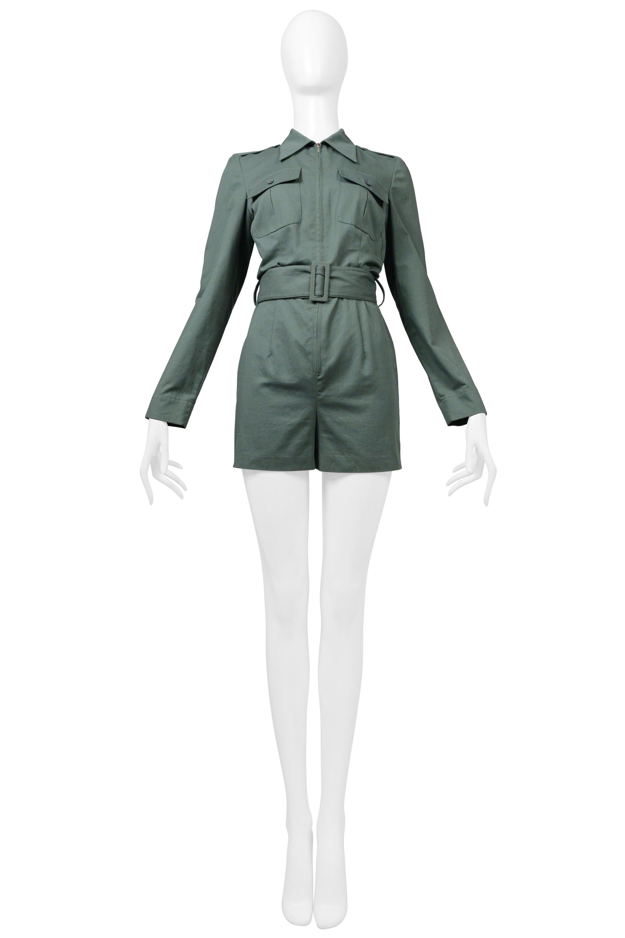 Resurrection Vintage è lieta di offrire una tuta vintage di Katharine Hamnett di colore verde militare con tasche anteriori e posteriori, una cerniera centrale anteriore e una cintura abbinata.

* Katharine Hamnett
* Taglia M.
* Fabrice: 100%
