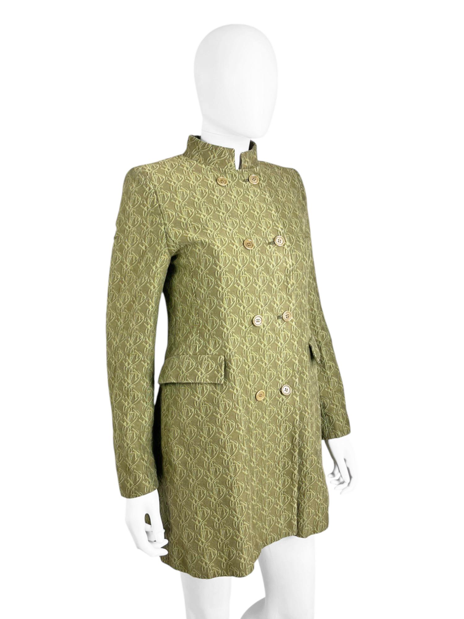 - Conçu par Katharine Hamnett
- période des années 1990
- Manteau double boutonnage en coton vert
- motif 