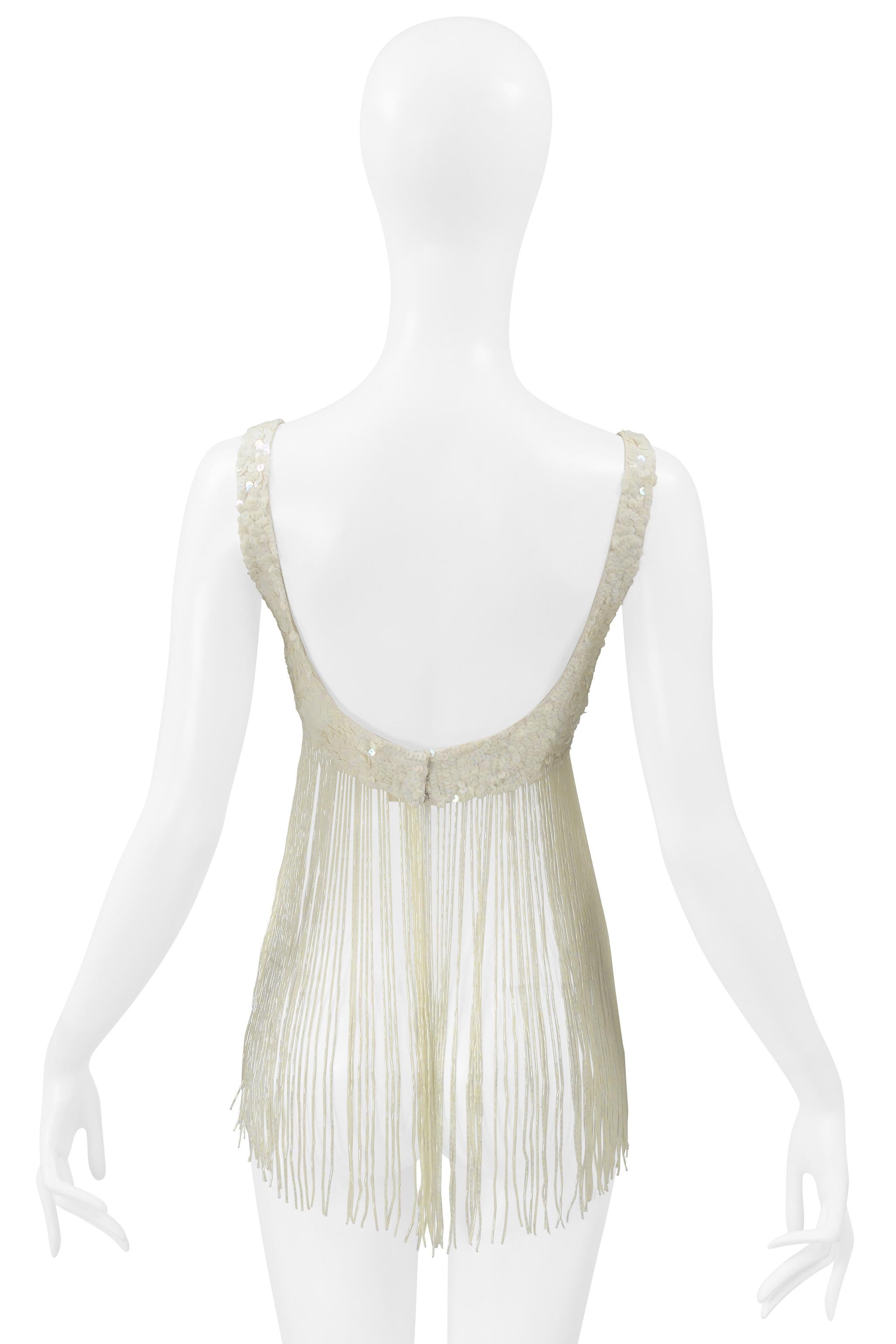 Resurrection Vintage è lieta di offrire un reggiseno vintage Katharine Hamnett bianco sporco con frange di perline, con scollo a cuore, schiena aperta, paillettes e perline iridescenti e chiusure a gancetto sulla schiena. 

Katharine