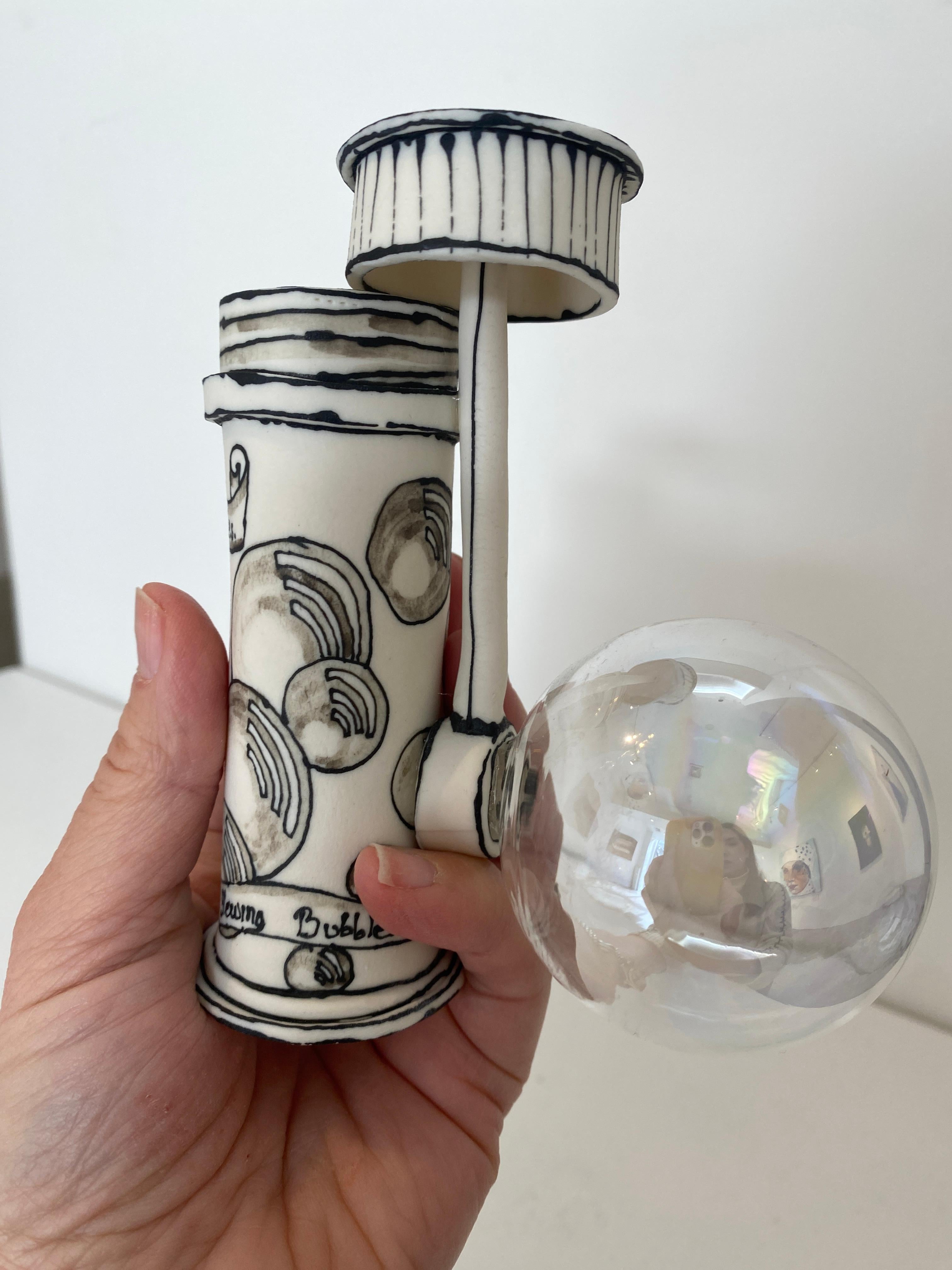 Burbujas: Escultura surrealista pop de cerámica de porcelana en blanco y negro, vidrio soplado a mano - Sculpture de Katharine Morling