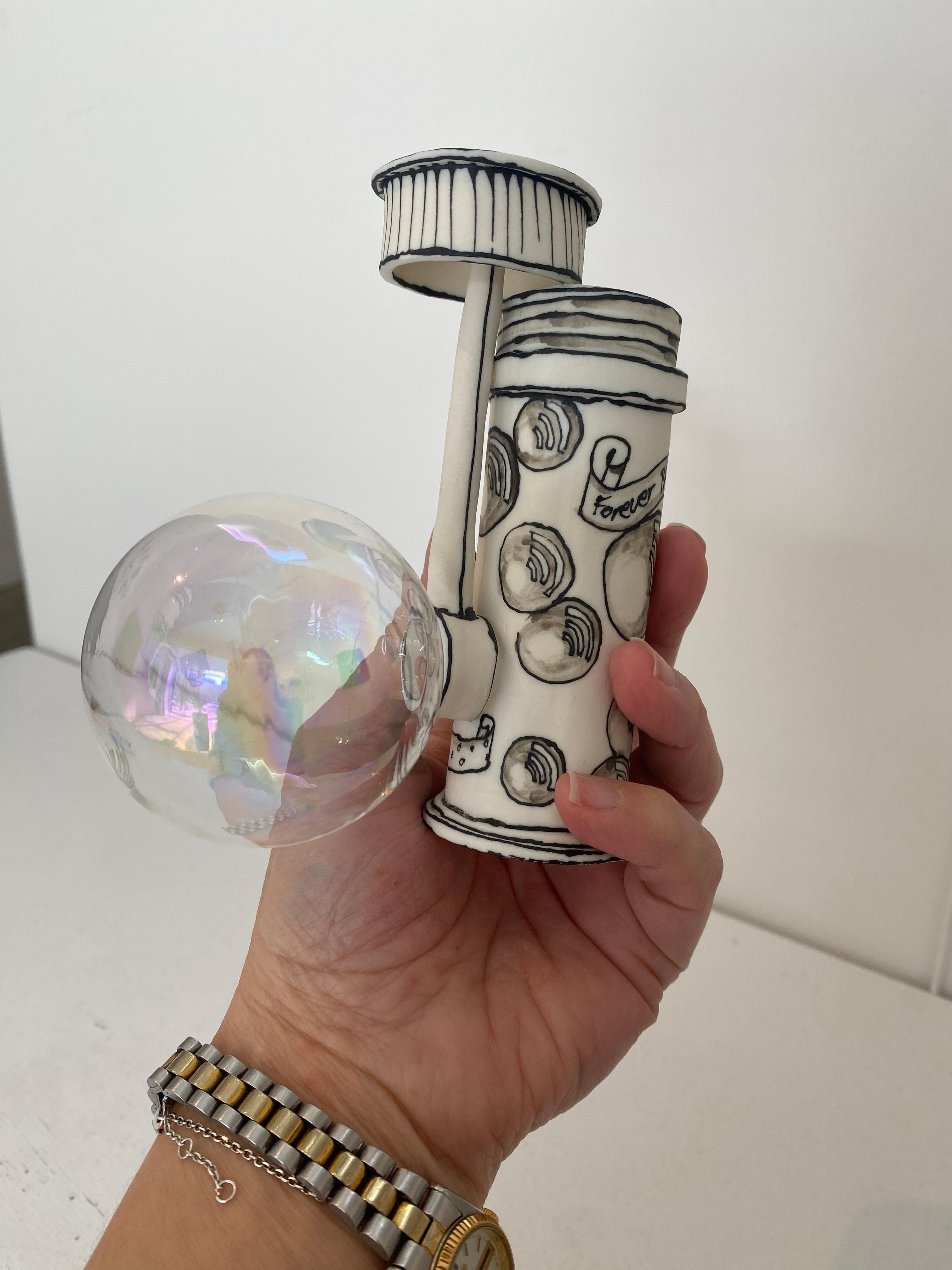 Burbujas: Escultura surrealista pop de cerámica de porcelana en blanco y negro, vidrio soplado a mano - Sculpture Contemporáneo de Katharine Morling