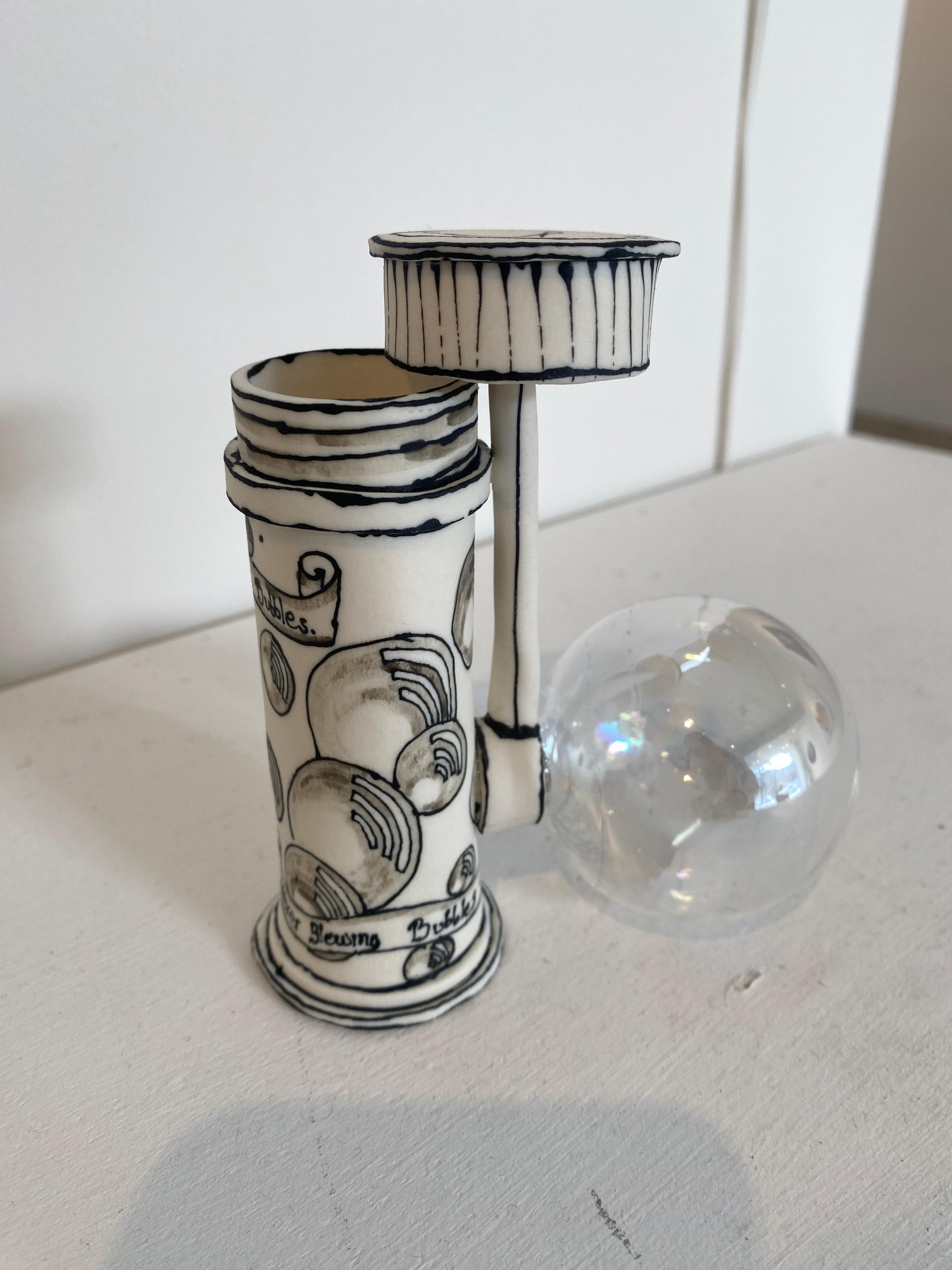 Burbujas: Escultura surrealista pop de cerámica de porcelana en blanco y negro, vidrio soplado a mano 1
