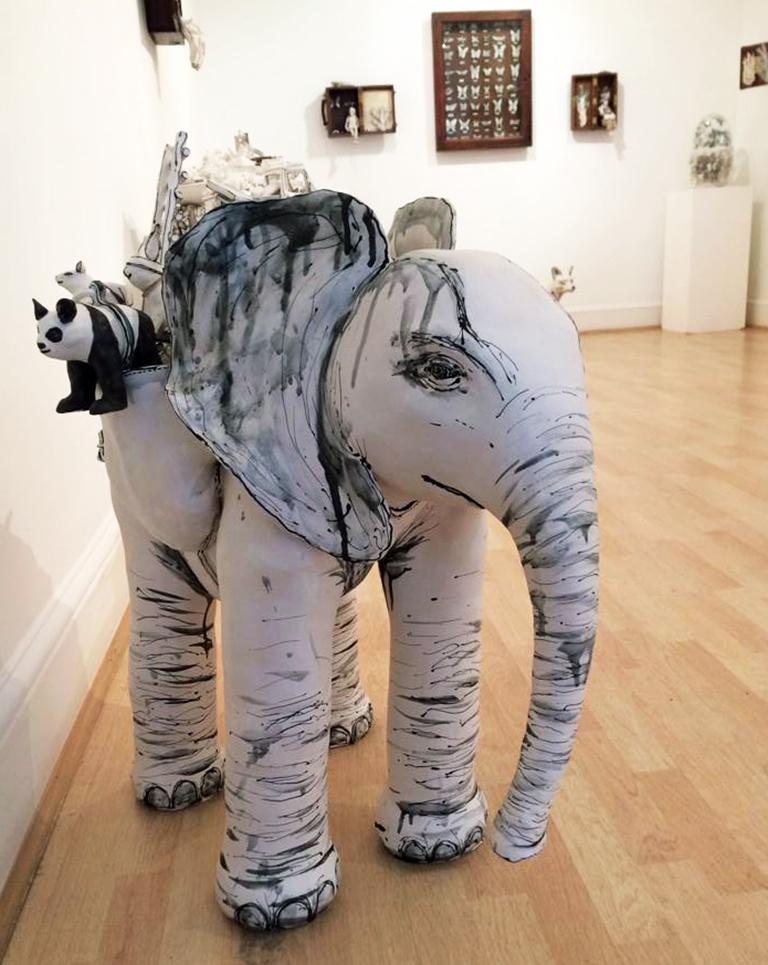 Freistehende Keramikskulptur „Elephant und Freunde“ aus Porzellan, mit Tieren – Sculpture von Katharine Morling