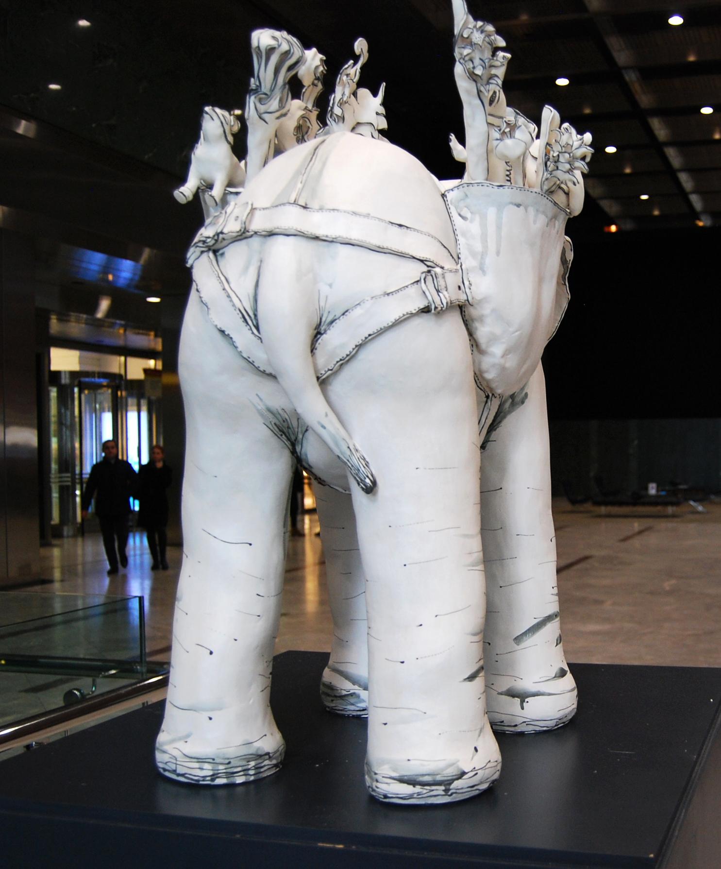 Freistehende Keramikskulptur „Elephant und Freunde“ aus Porzellan, mit Tieren (Zeitgenössisch), Sculpture, von Katharine Morling