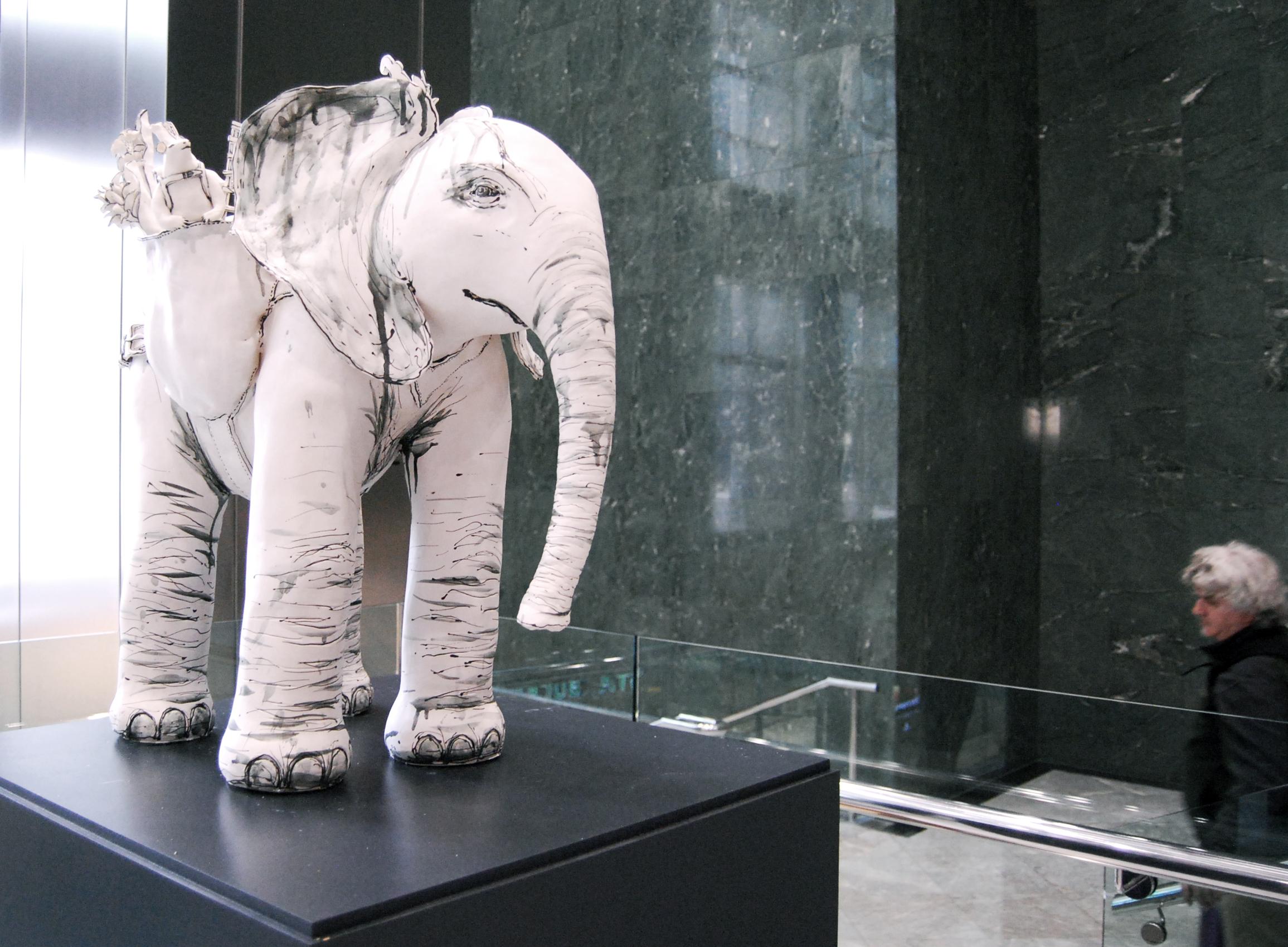 Freistehende Keramikskulptur „Elephant und Freunde“ aus Porzellan, mit Tieren (Schwarz), Figurative Sculpture, von Katharine Morling