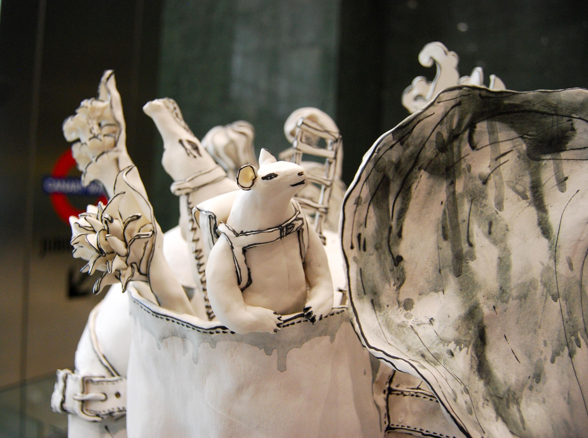 Sculpture en céramique sur pied en porcelaine 