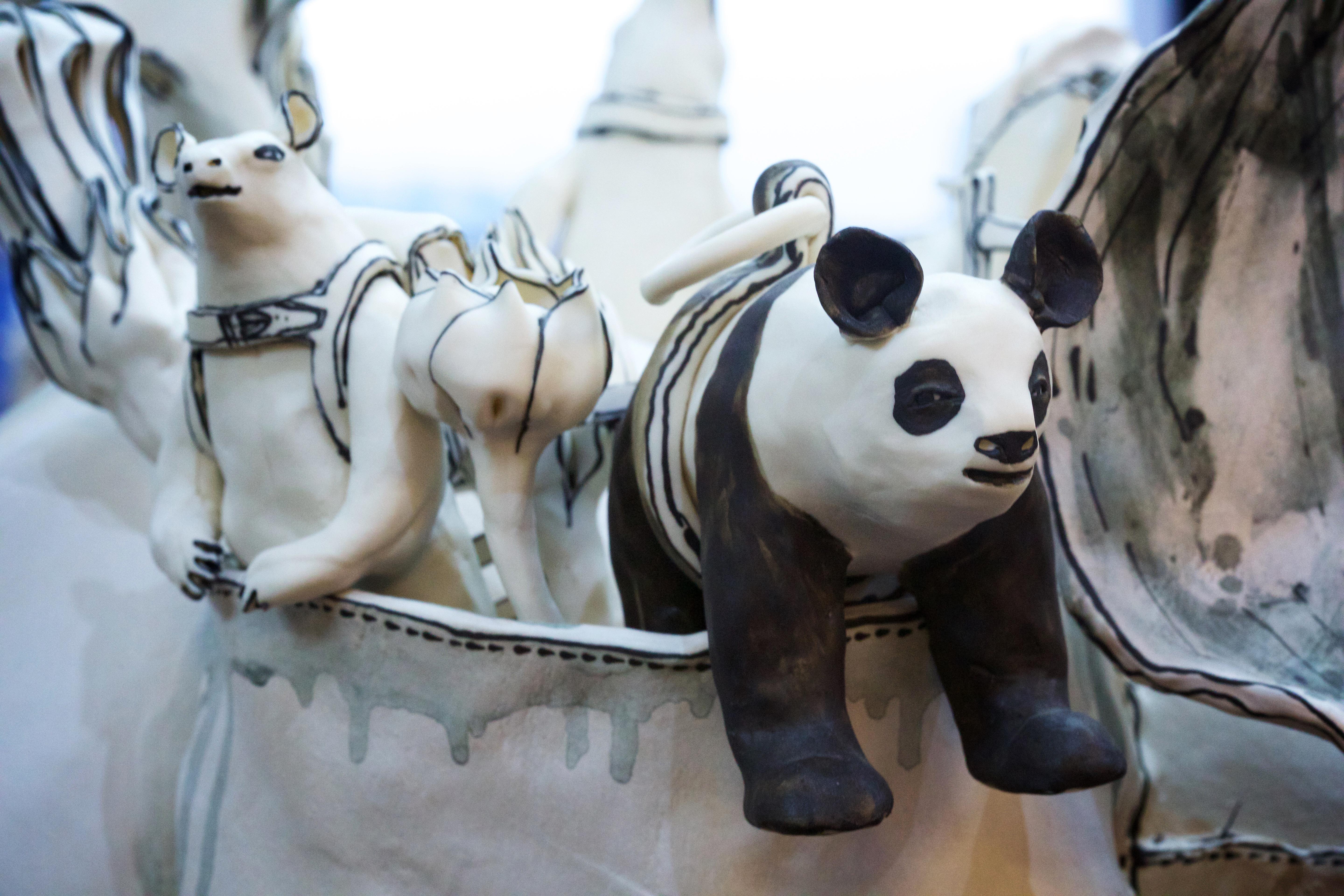 Freistehende Keramikskulptur „Elephant und Freunde“ aus Porzellan, mit Tieren im Angebot 4