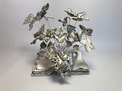 Freedom, scultura in porcellana fatta a mano con farfalle che escono da un libro