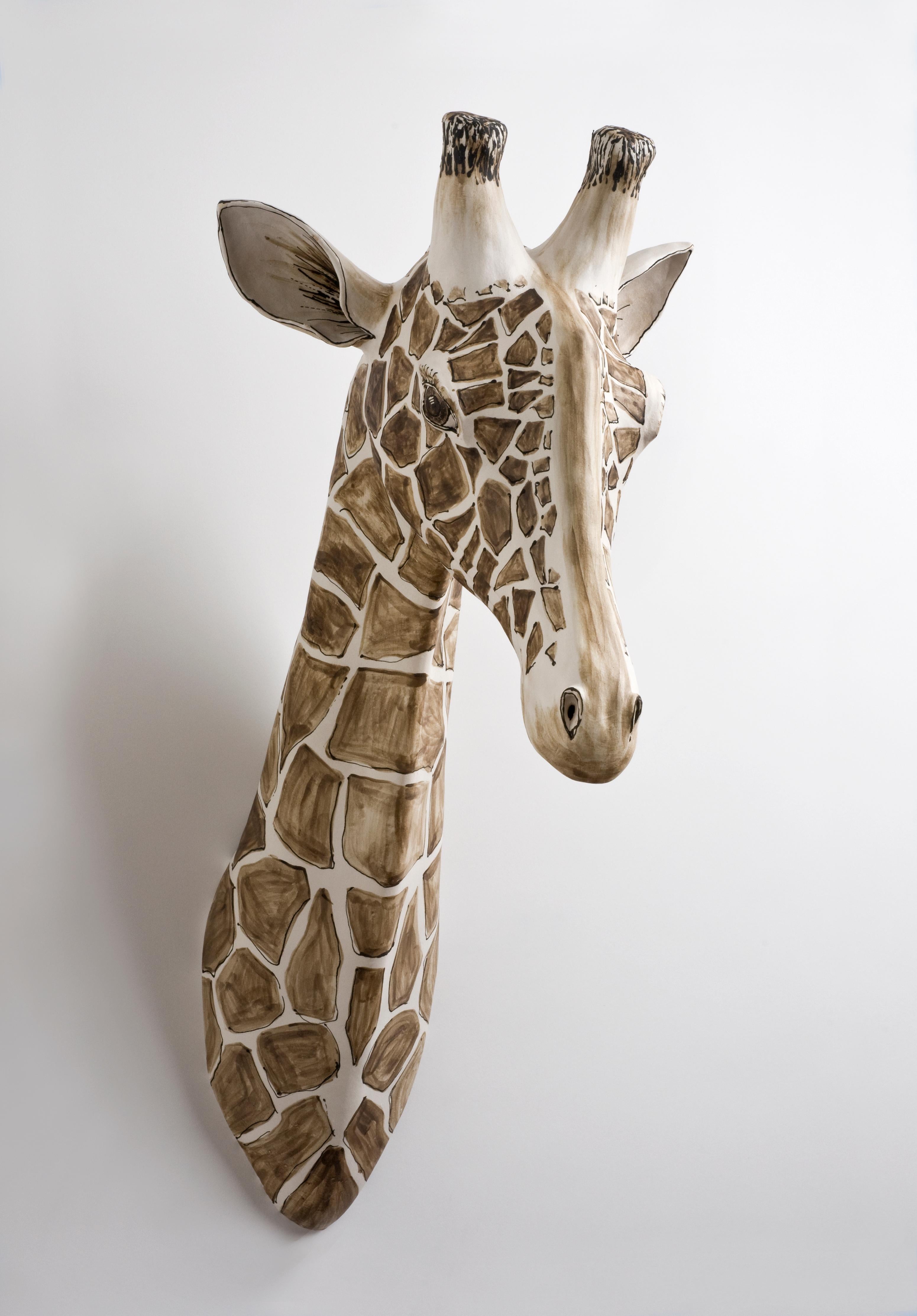 Giraffen-Wandskulptur aus Stein, Porzellan, Porzellanschlicker, Porzellan und schwarzem Fleck – Sculpture von Katharine Morling