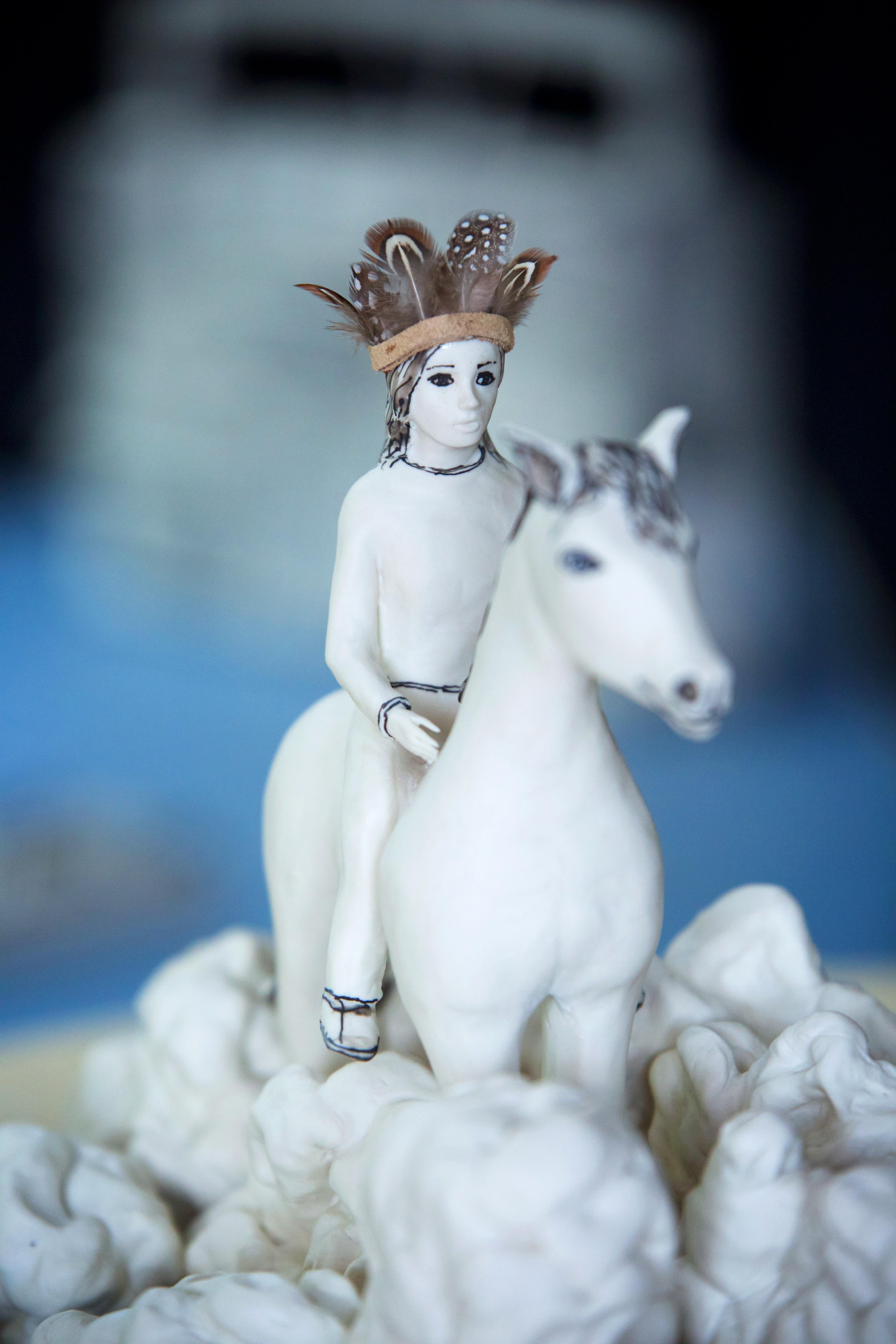 « Fille aux nuages », sculpture en céramique d'une femme chevauchant un cheval - Sculpture de Katharine Morling
