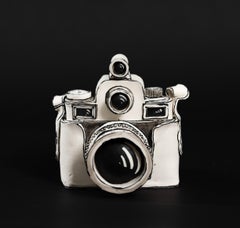 Katharine Morling, Sculpture d'appareil photo en porcelaine avec double objectif, noir et blanc