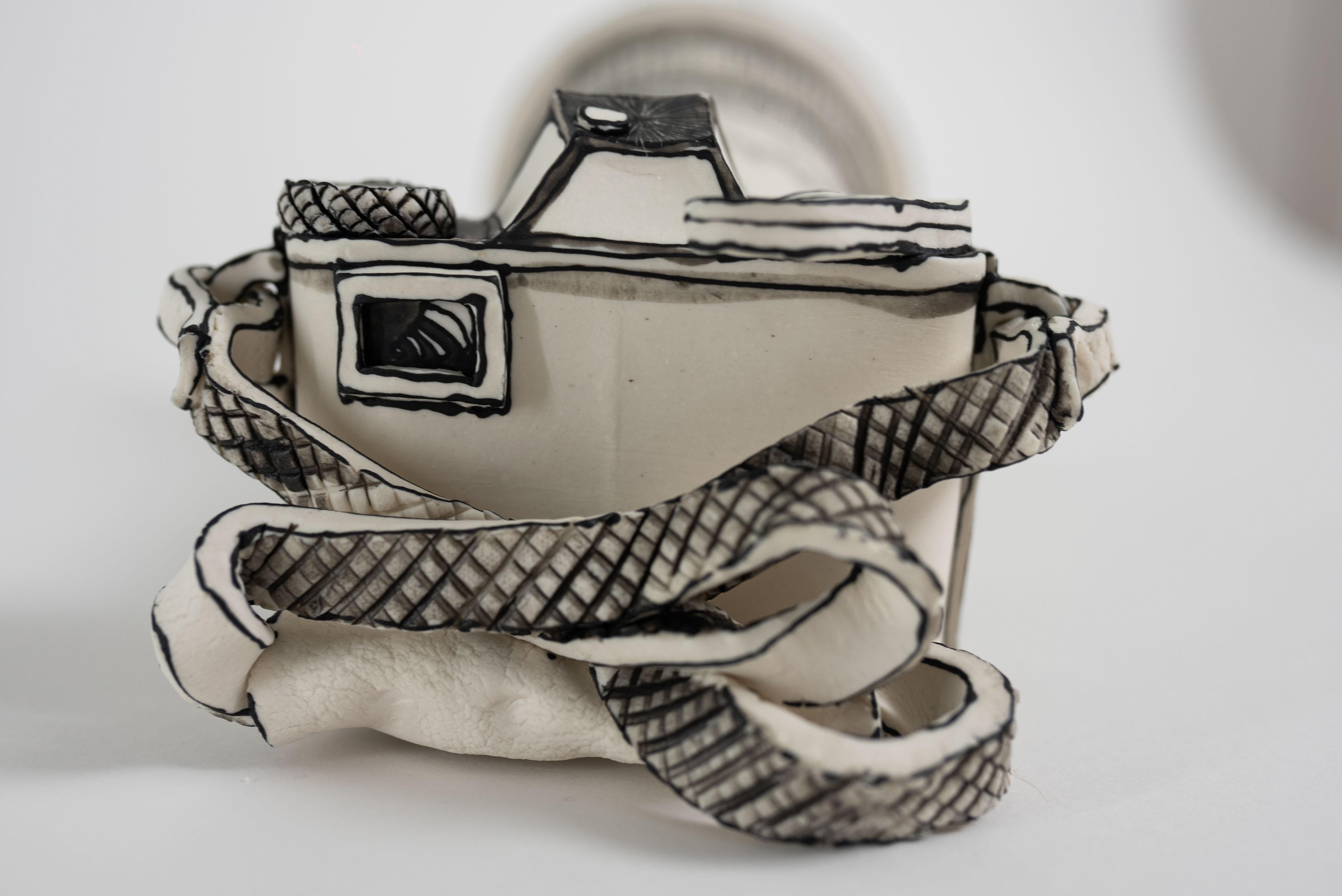 Katharine Morling, Scultura di porcellana con obiettivo lungo, bianco e nero in vendita 5