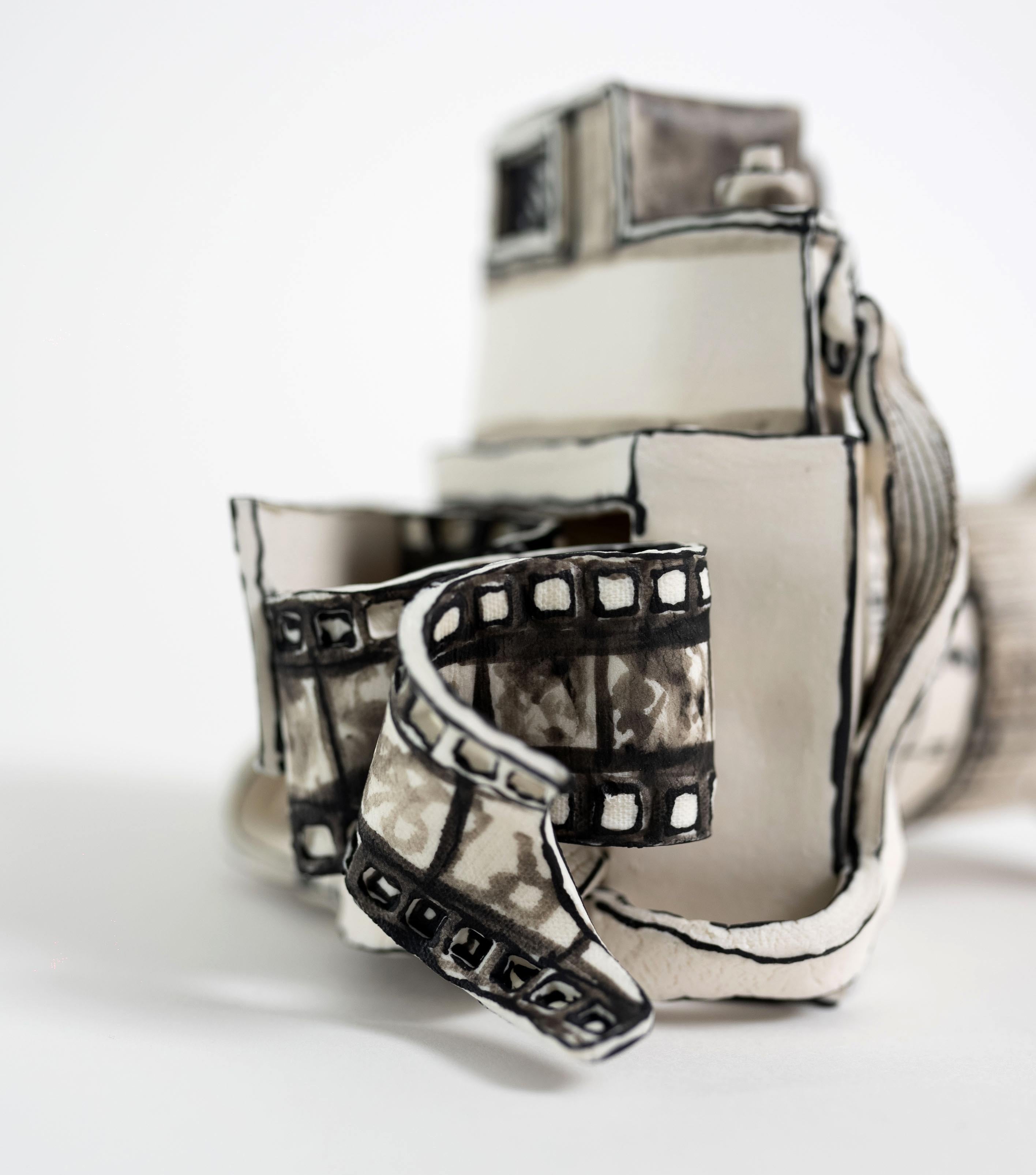 Katharine Morling, Porzellan-Keramik-Kameraskulptur mit Film, Schwarz-Weiß-Film   im Angebot 2