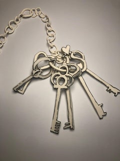 Keys to My Heart : Sculpture surréaliste de pop art en porcelaine noire et blanche